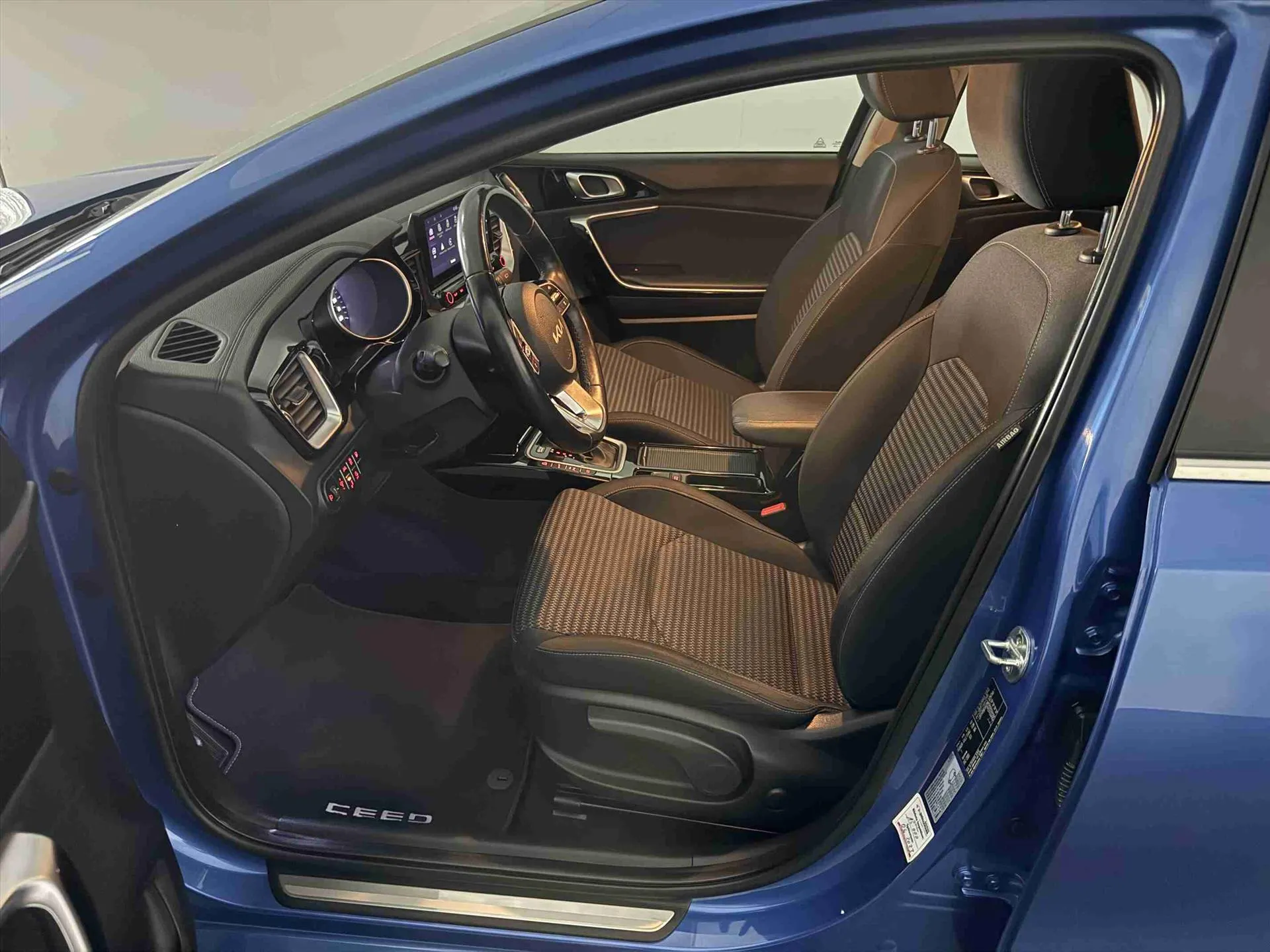 Kia Ceed met kenteken KPF-75-R – detailfoto