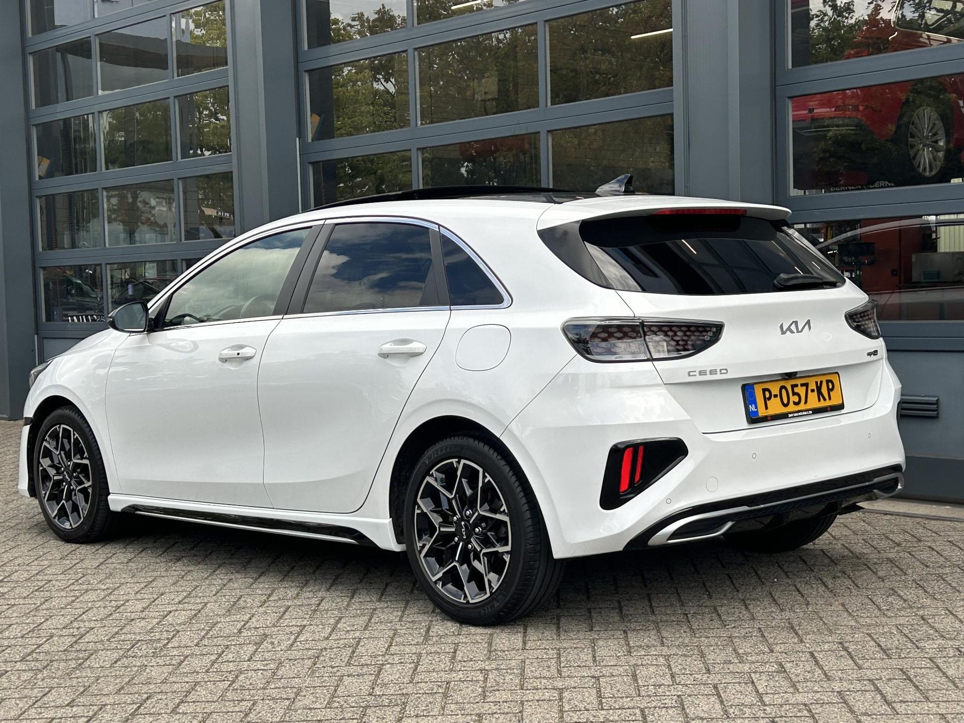 Kia Ceed met kenteken P-057-KP – achteraanzicht