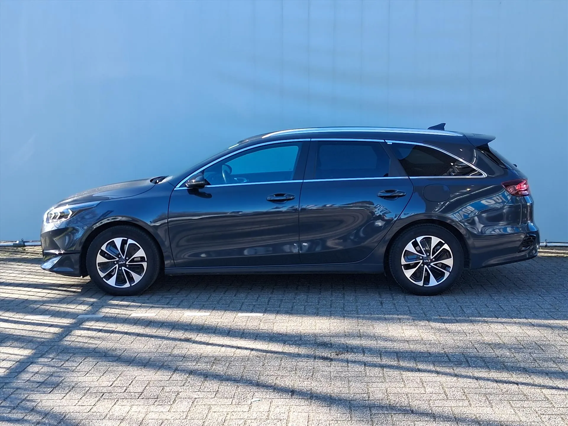 Kia CeedSportswagon met kenteken HXB-14-J – achteraanzicht
