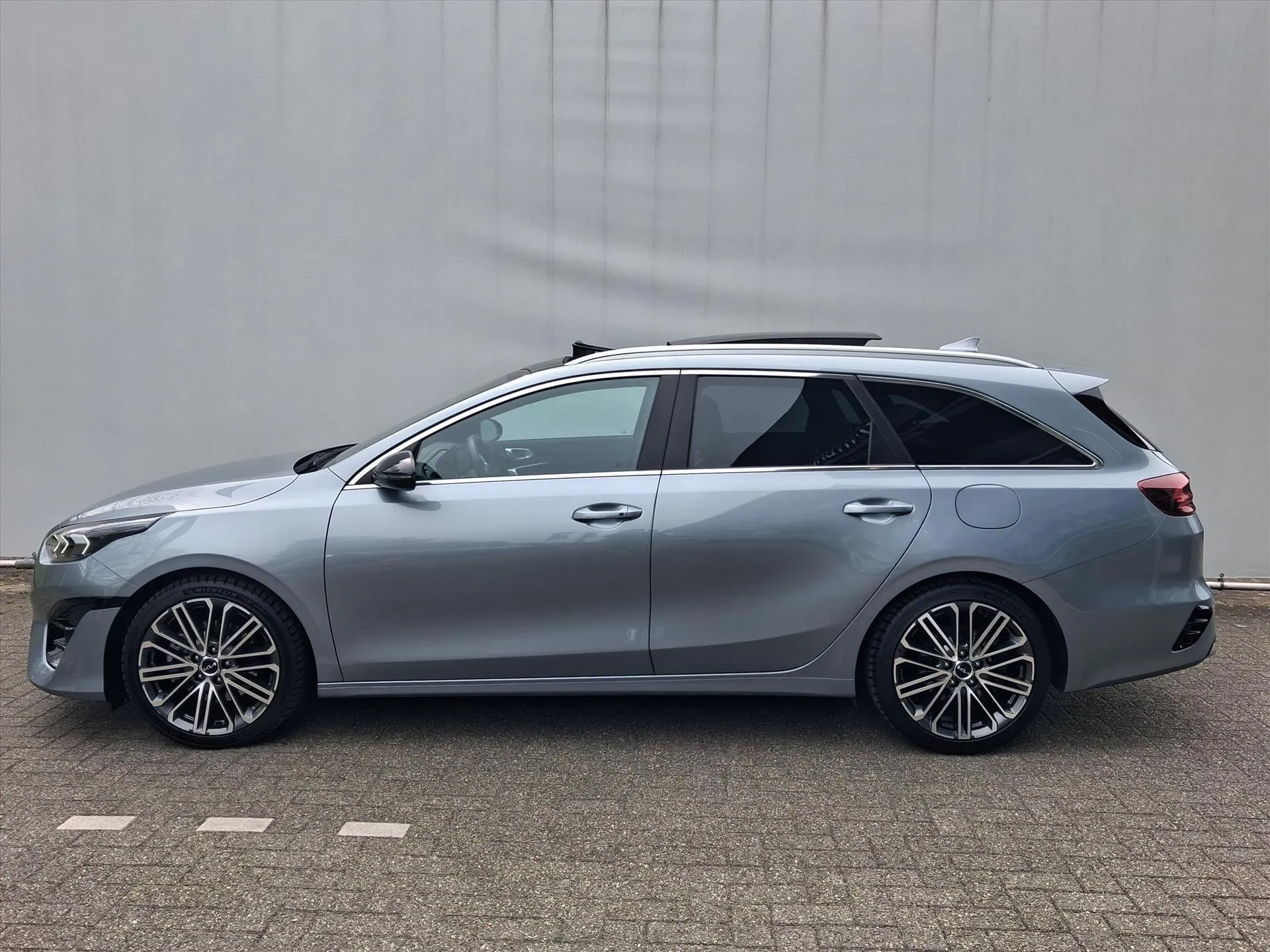 Kia CeedSportswagon met kenteken HXB-27-J – achteraanzicht