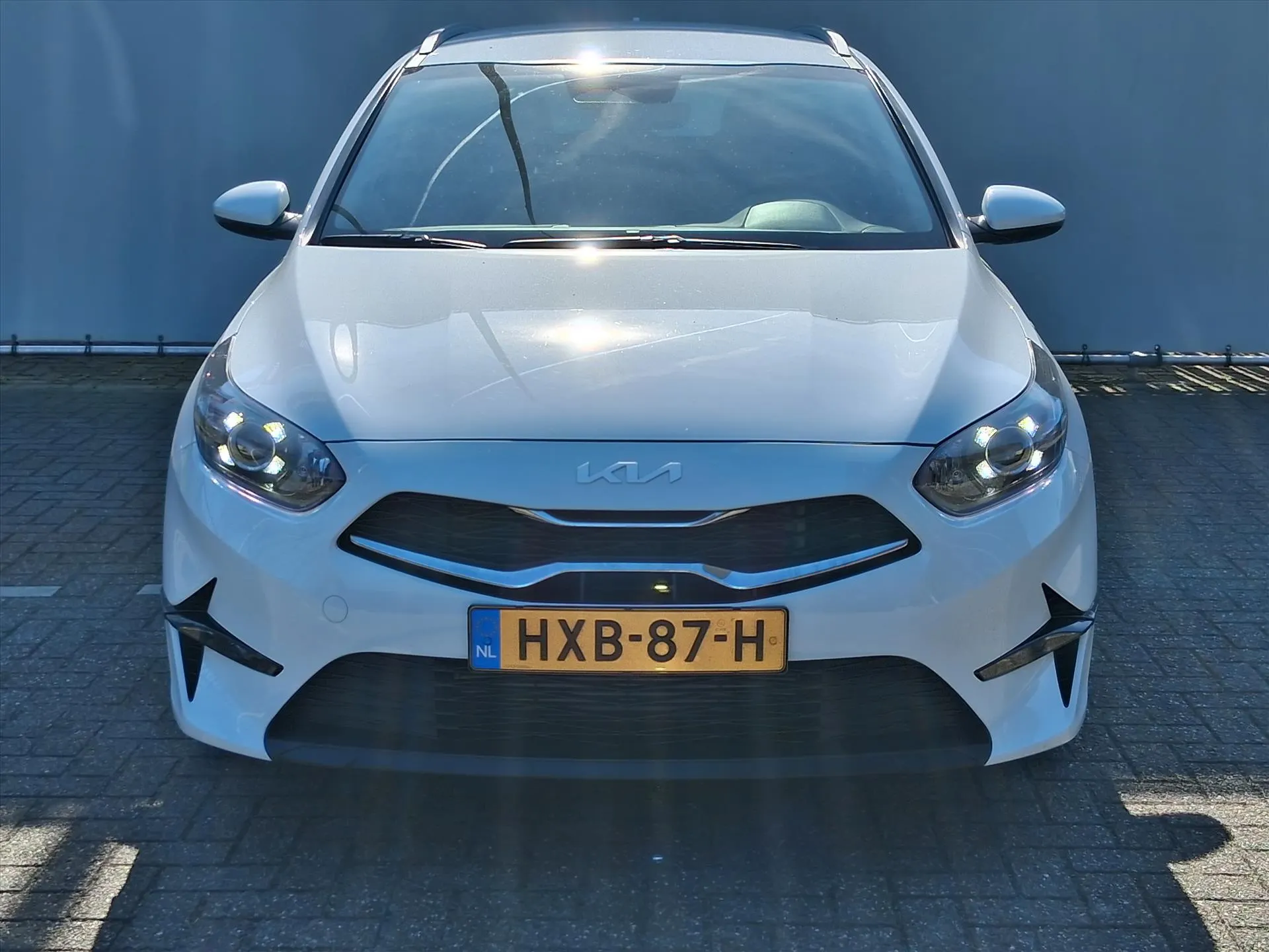 Kia CeedSportswagon met kenteken HXB-87-H – achteraanzicht