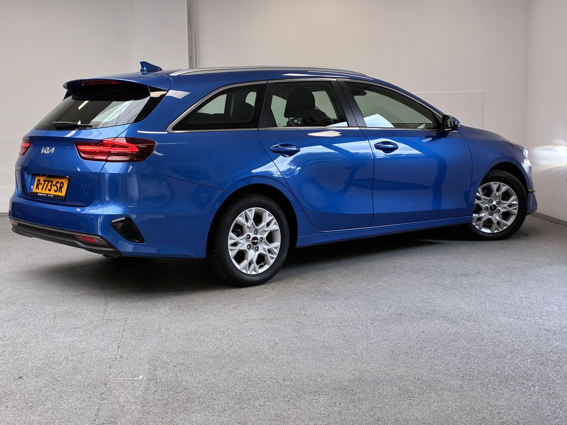 Kia CeedSportswagon met kenteken R-773-SR – achteraanzicht