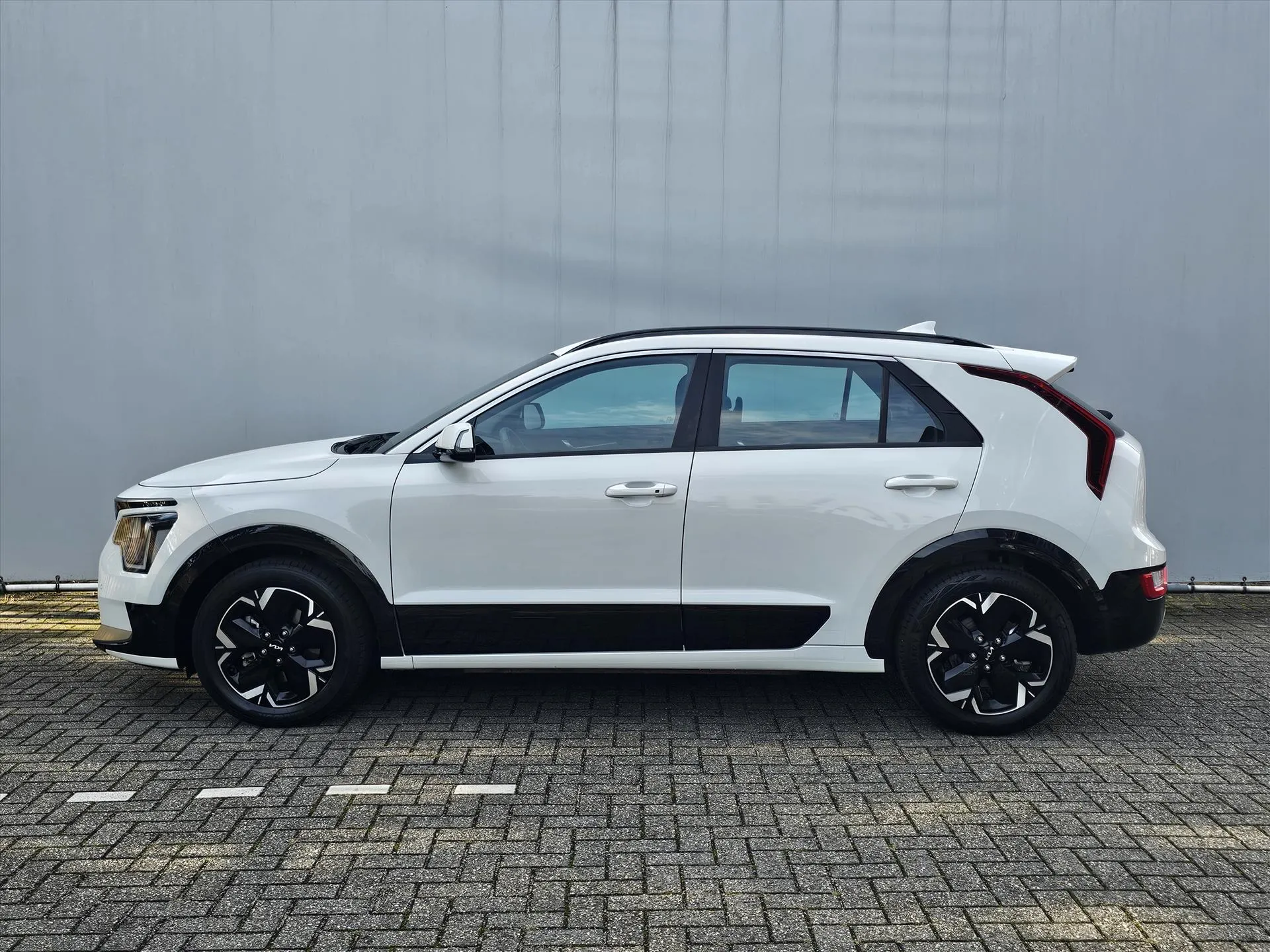 Kia e-Niro met kenteken R-381-DH – achteraanzicht