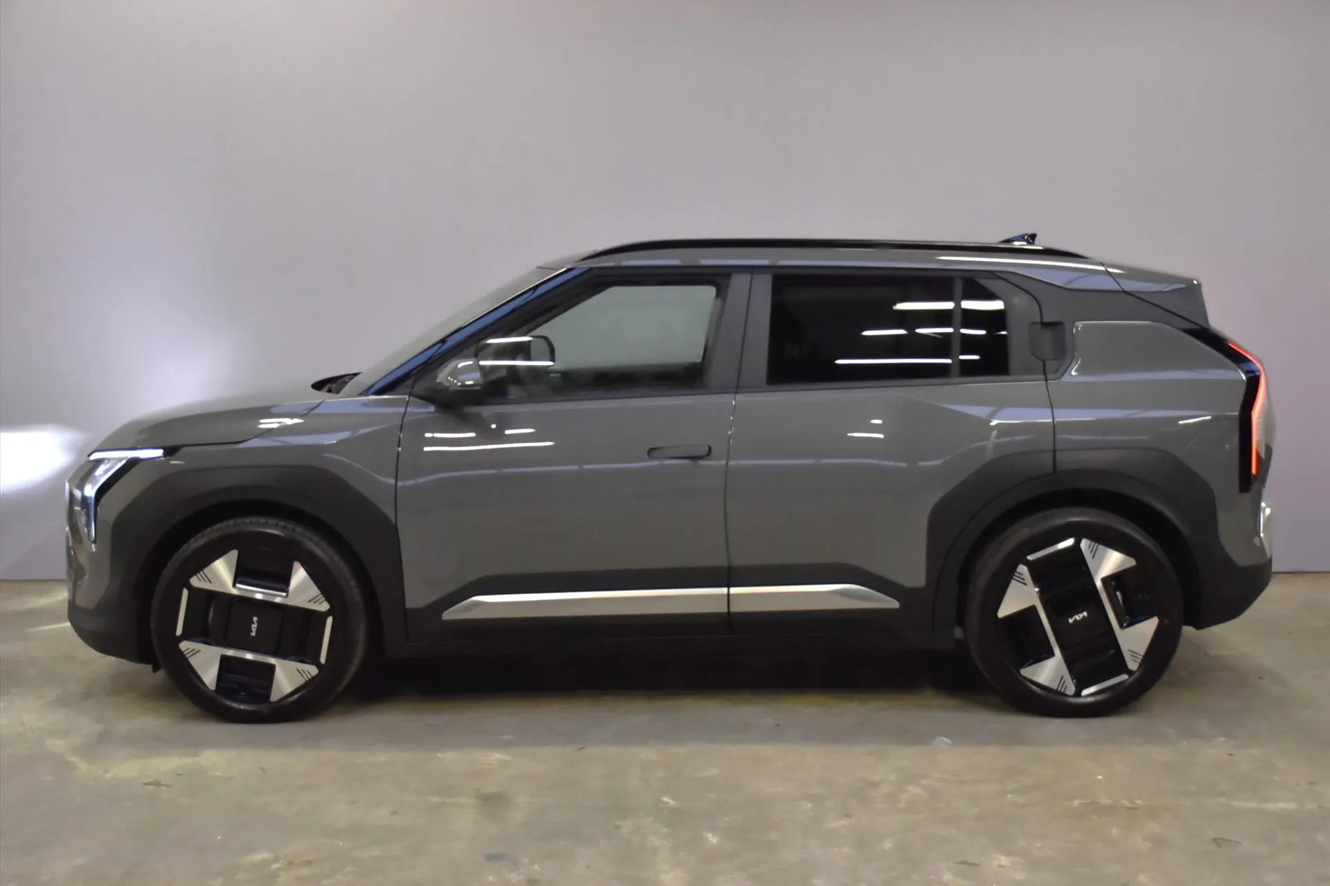 Kia EV3 met kenteken 64105 – achteraanzicht