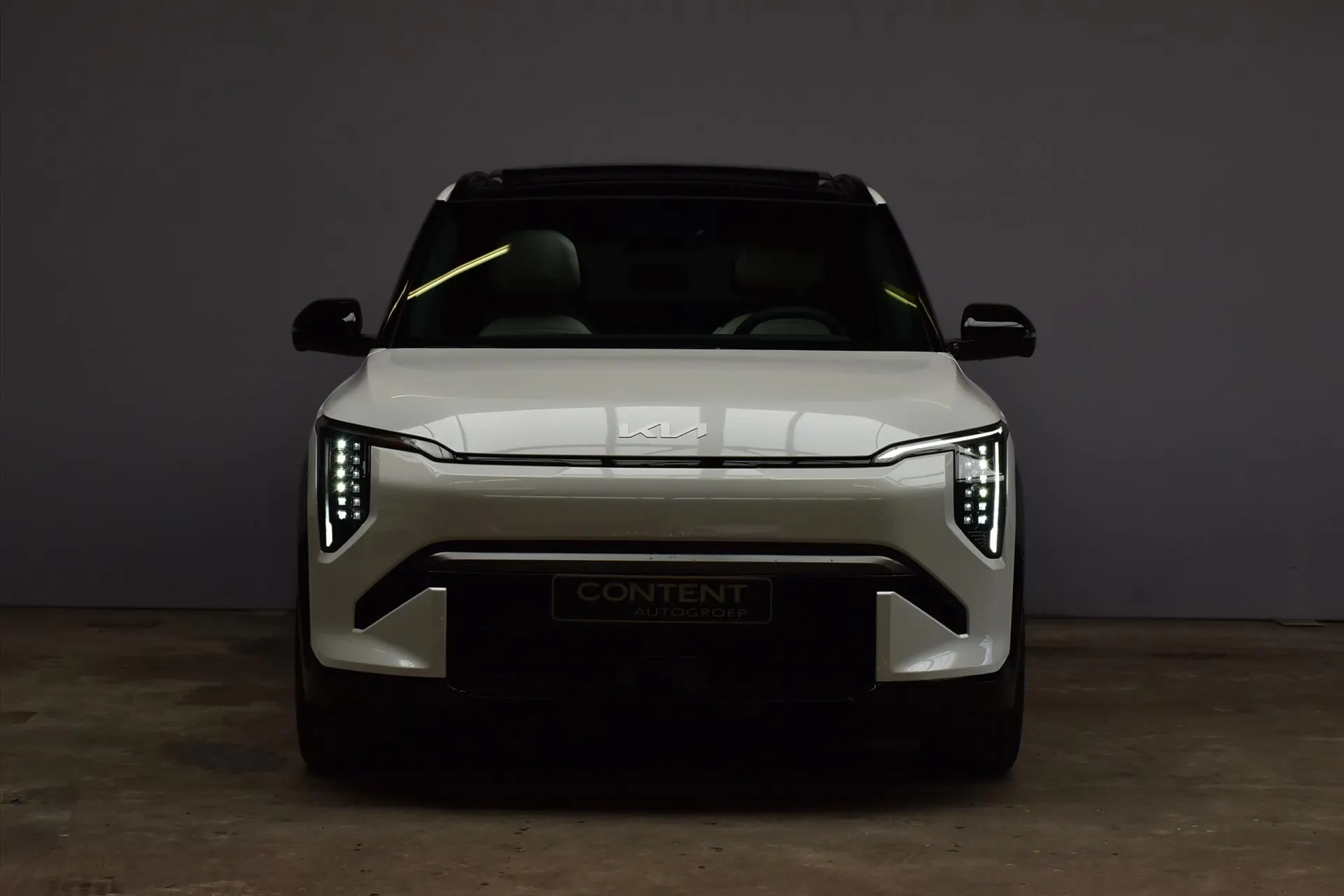 Kia EV3 met kenteken 64111 – achteraanzicht