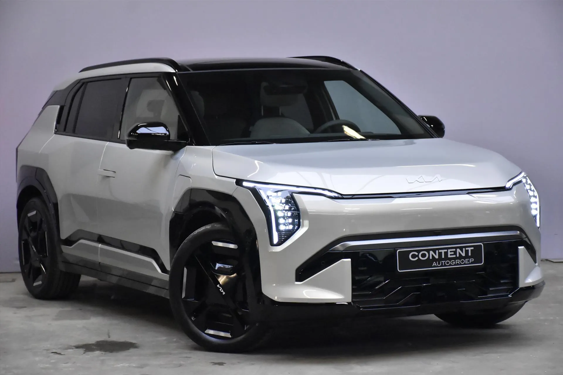 Kia EV3 met kenteken 64117 – achteraanzicht