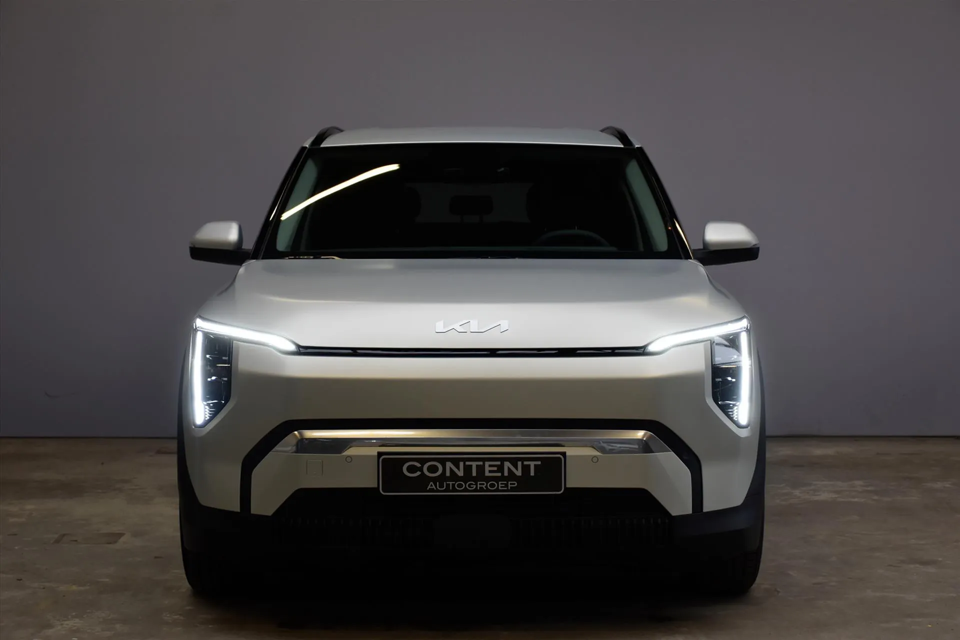 Kia EV3 met kenteken 67370 – achteraanzicht