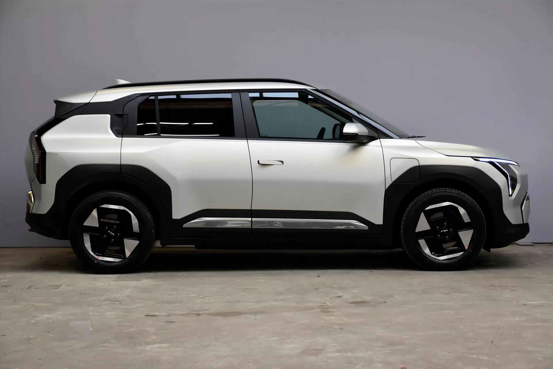 Kia EV3 met kenteken 67370 – dashboard