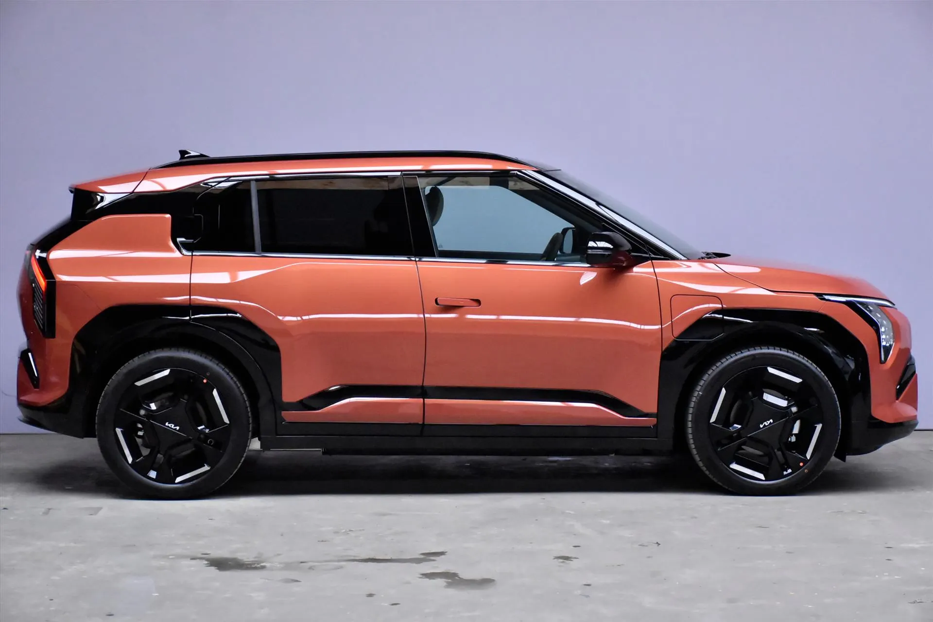 Kia EV3 met kenteken 67779 – achteraanzicht