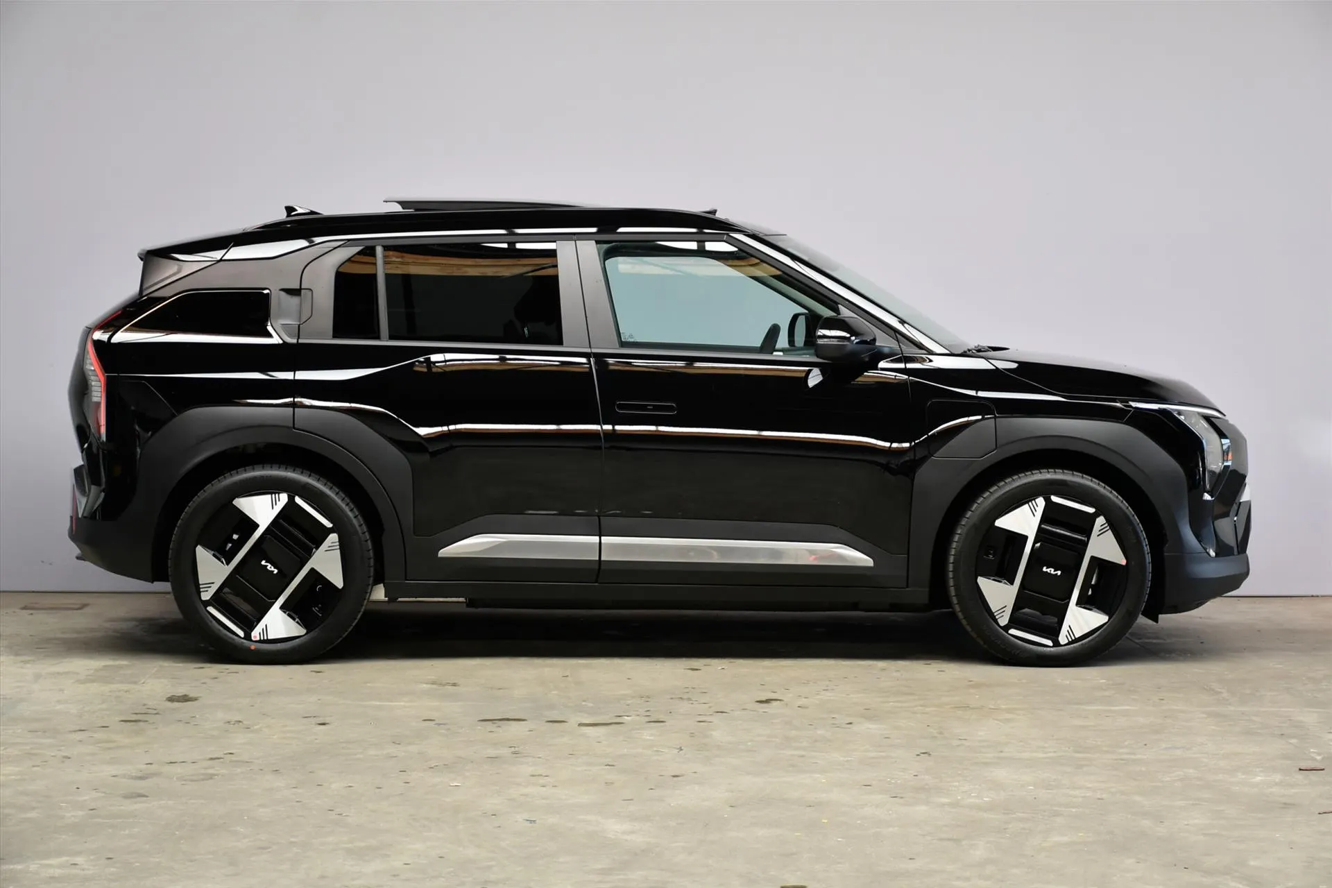 Kia EV3 met kenteken 70372 – achteraanzicht