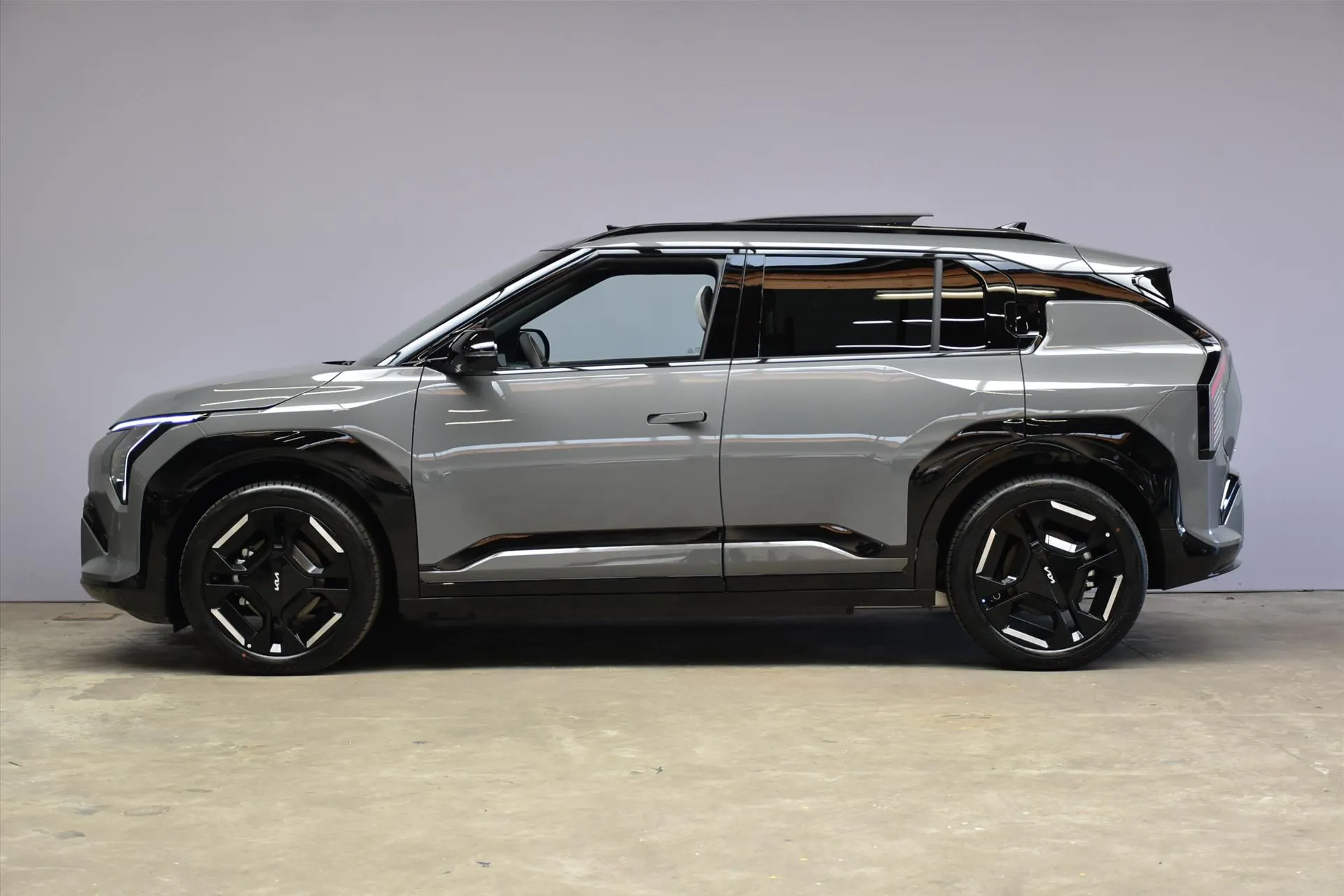 Kia EV3 met kenteken 72373 – achteraanzicht