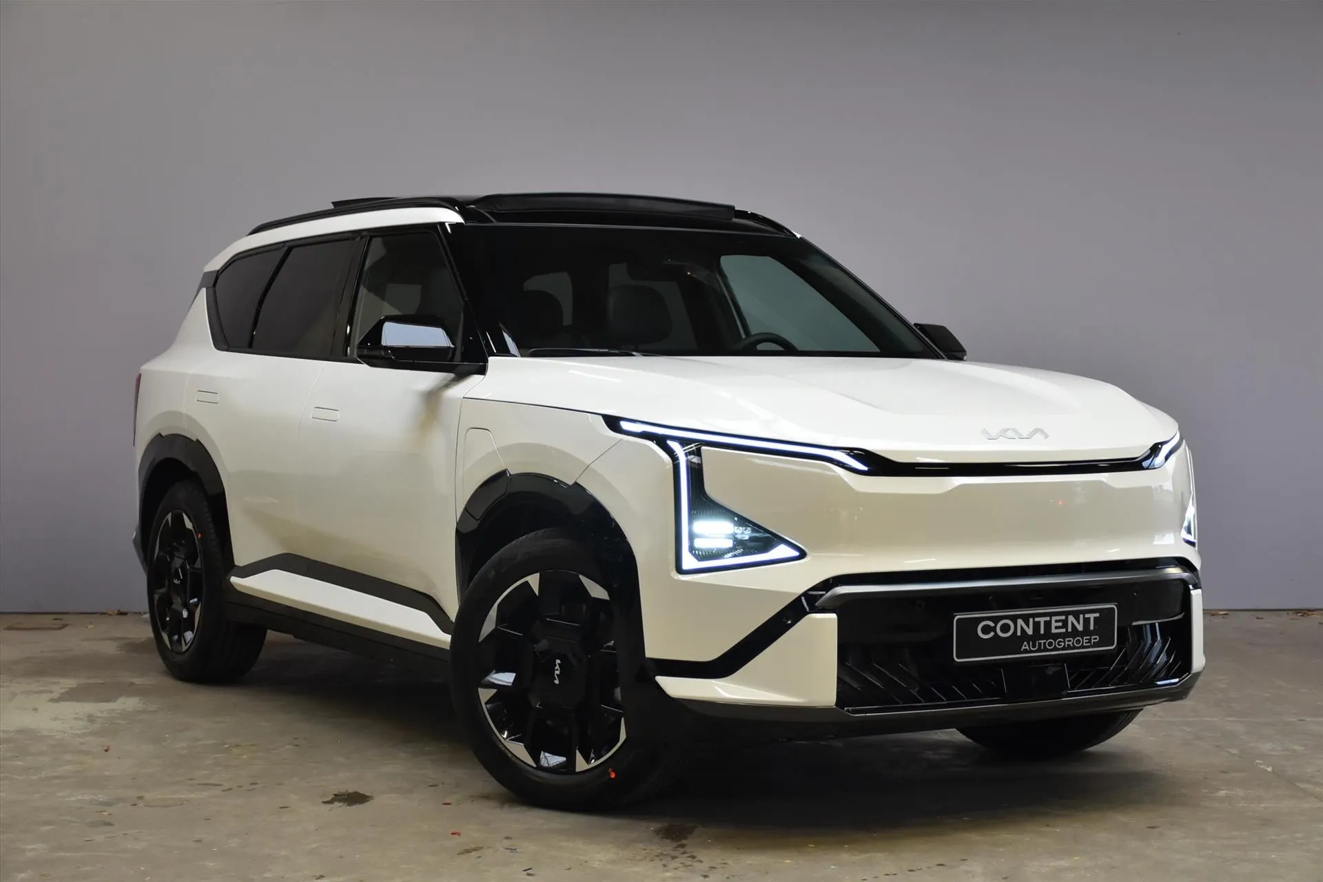 Kia EV5 met kenteken 74365 – achteraanzicht