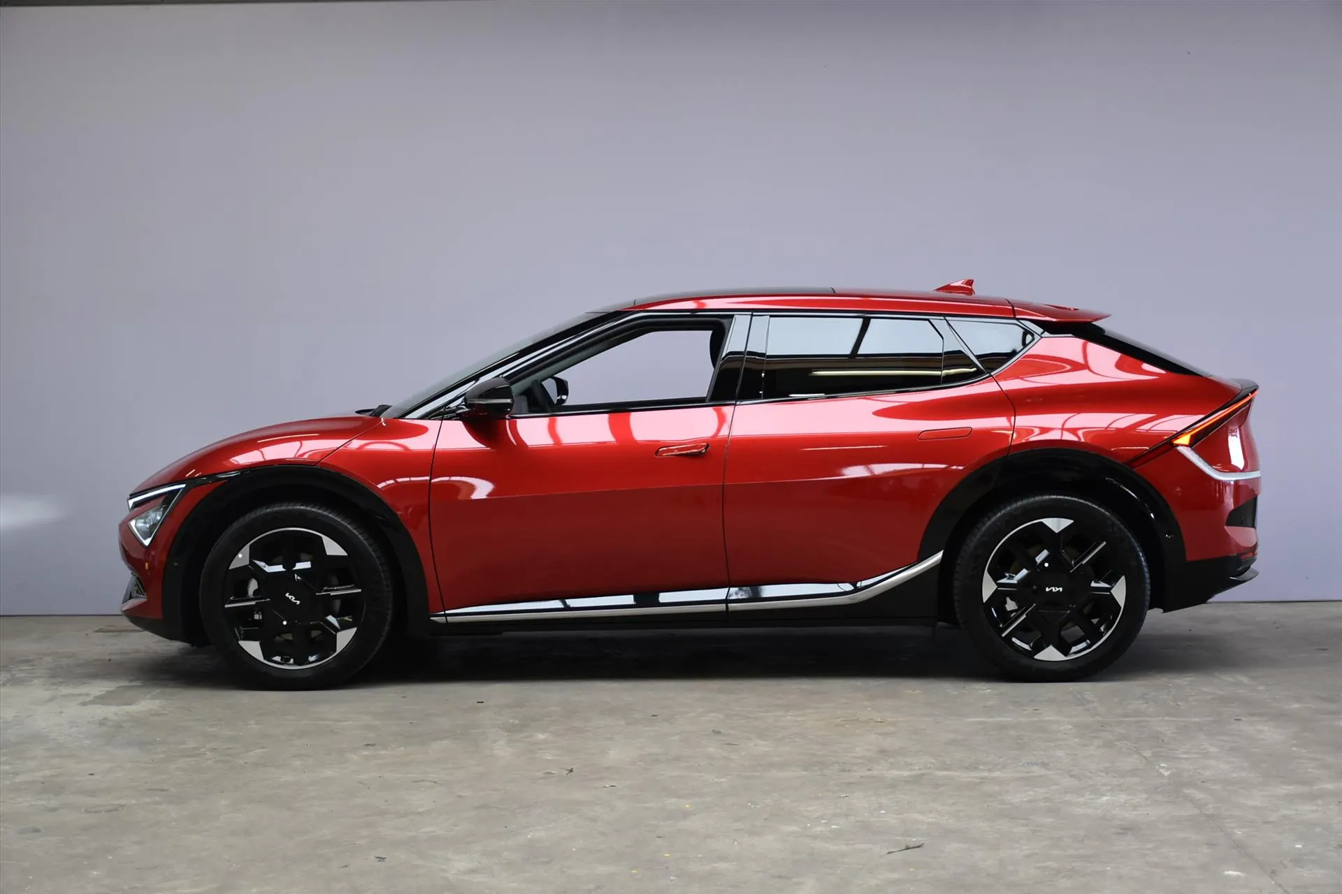 Kia EV6 met kenteken 74358 – achteraanzicht