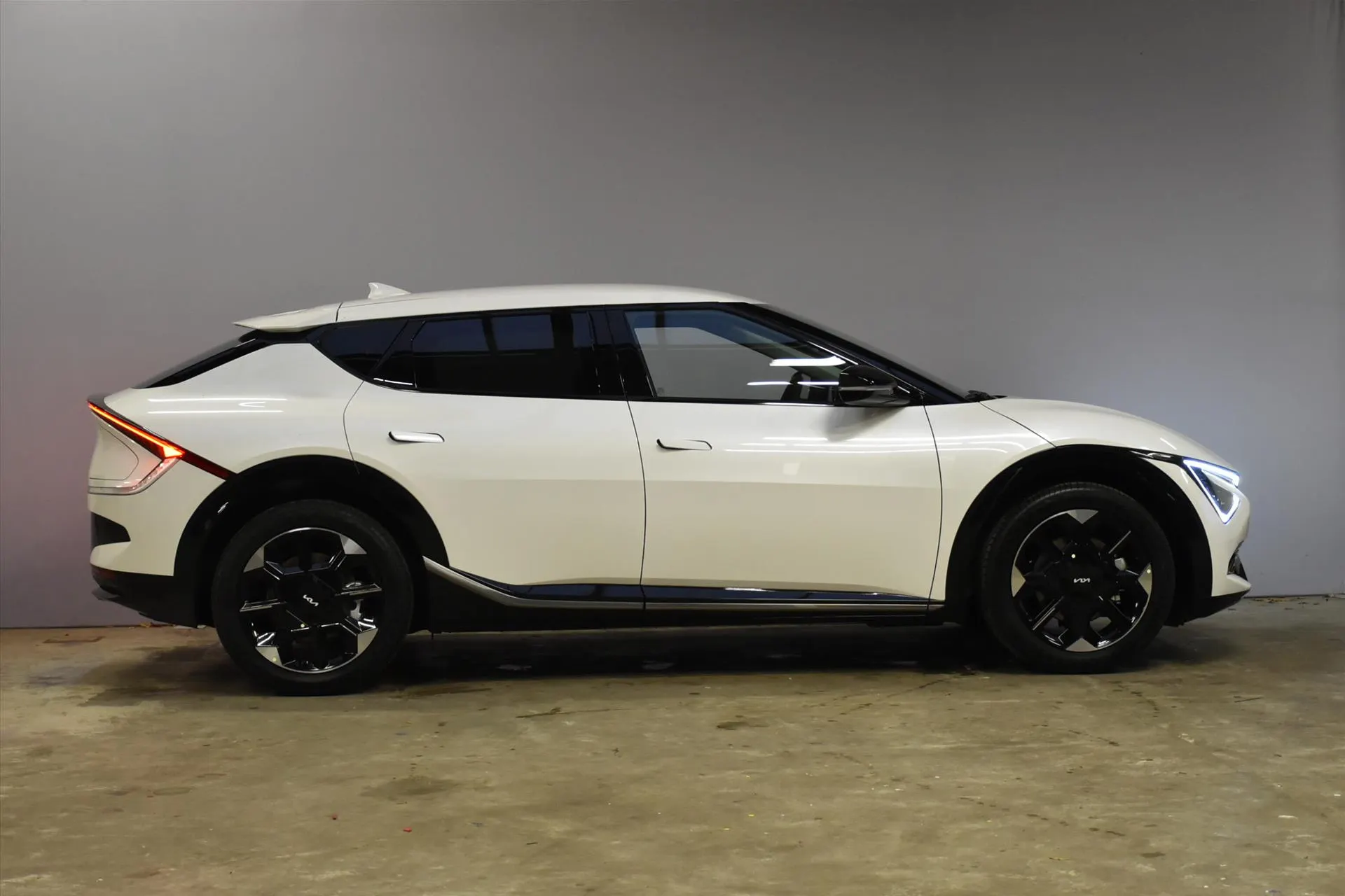 Kia EV6 met kenteken 74360 – detailfoto