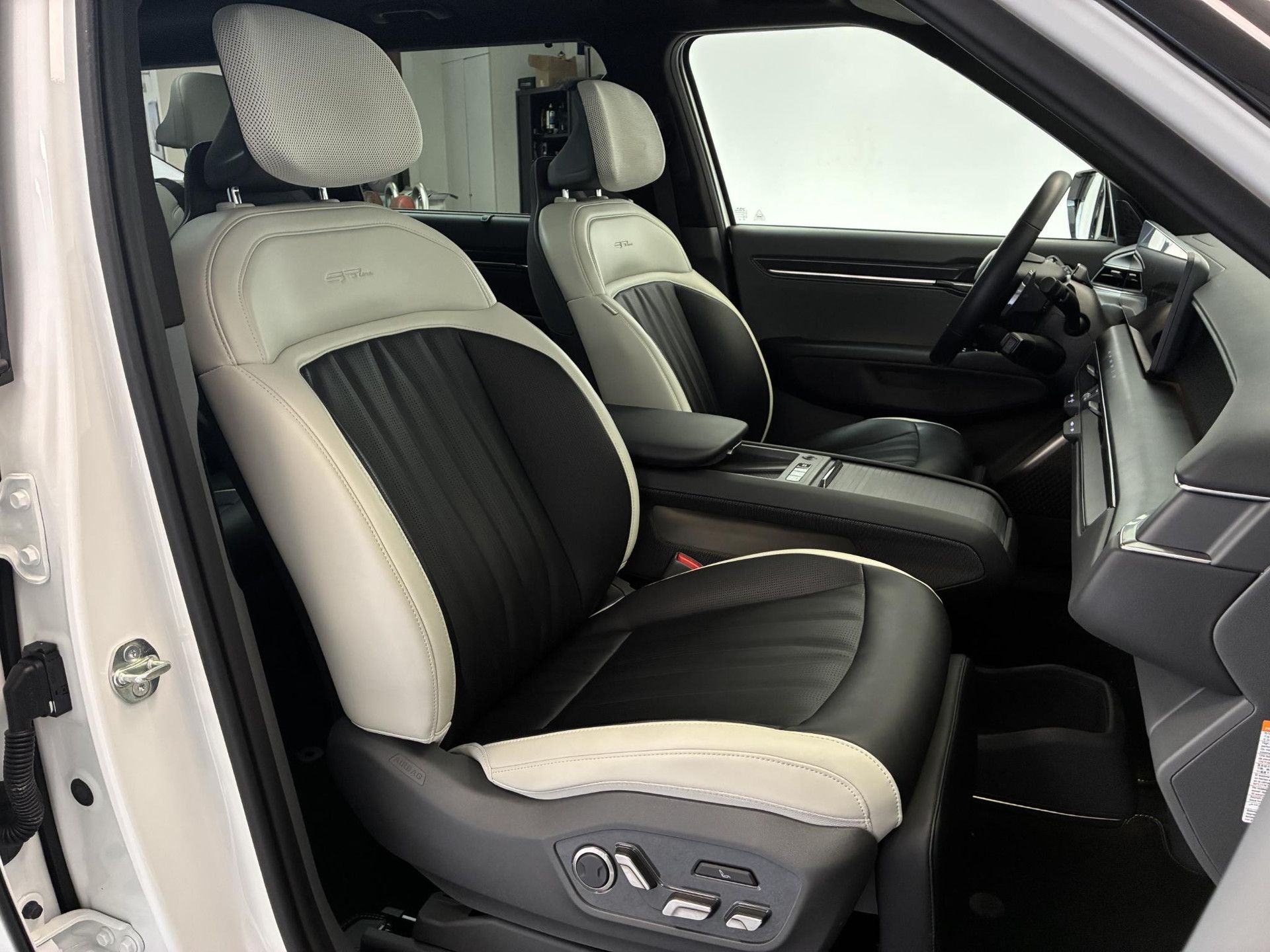 Kia EV9 met kenteken X-414-GV – interieur