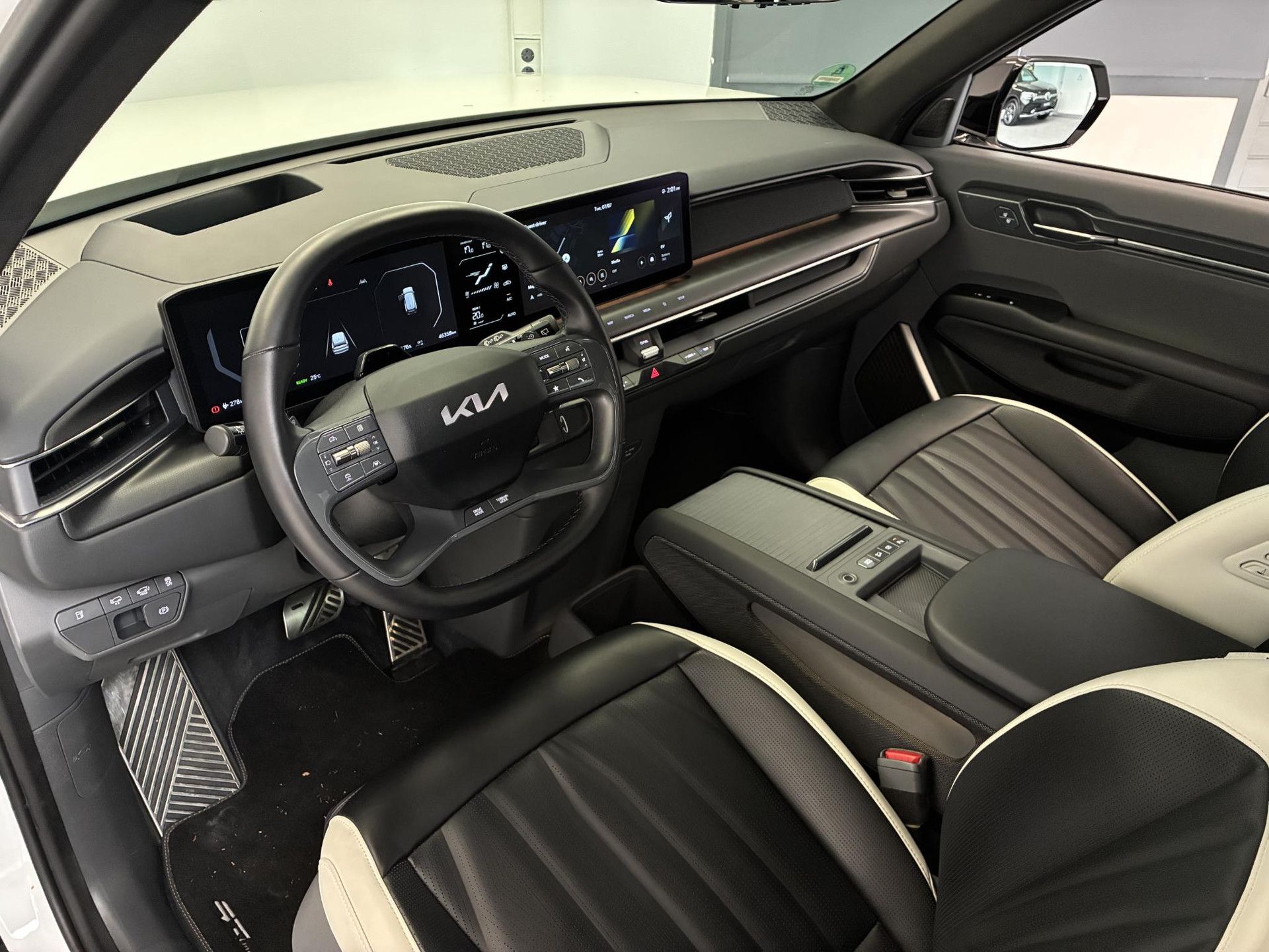 Kia EV9 met kenteken X-414-GV – dashboard