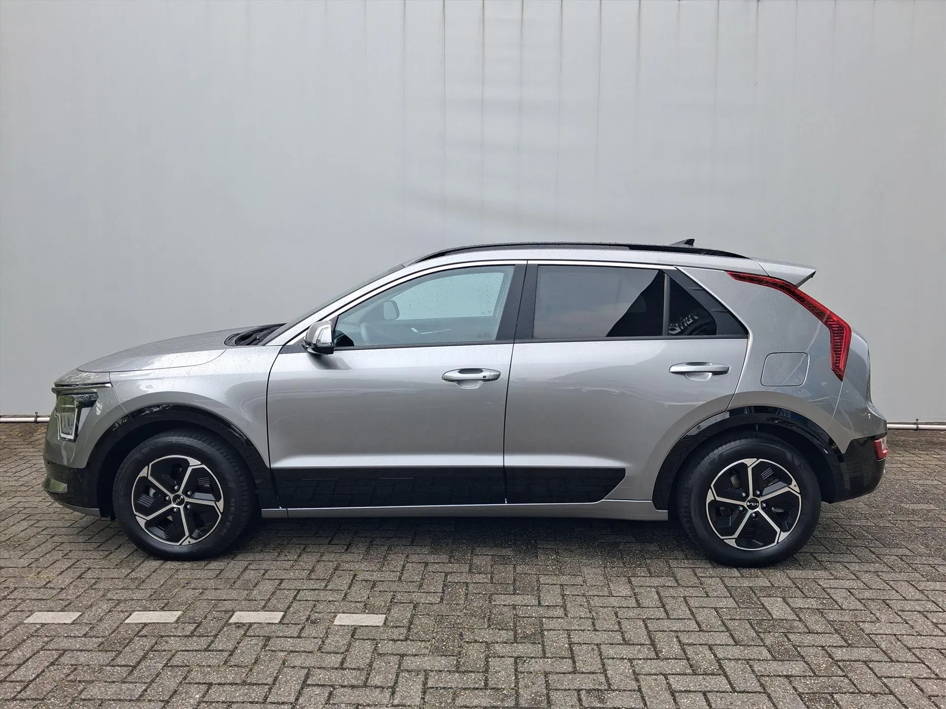 Kia Niro met kenteken HLJ-96-N – achteraanzicht