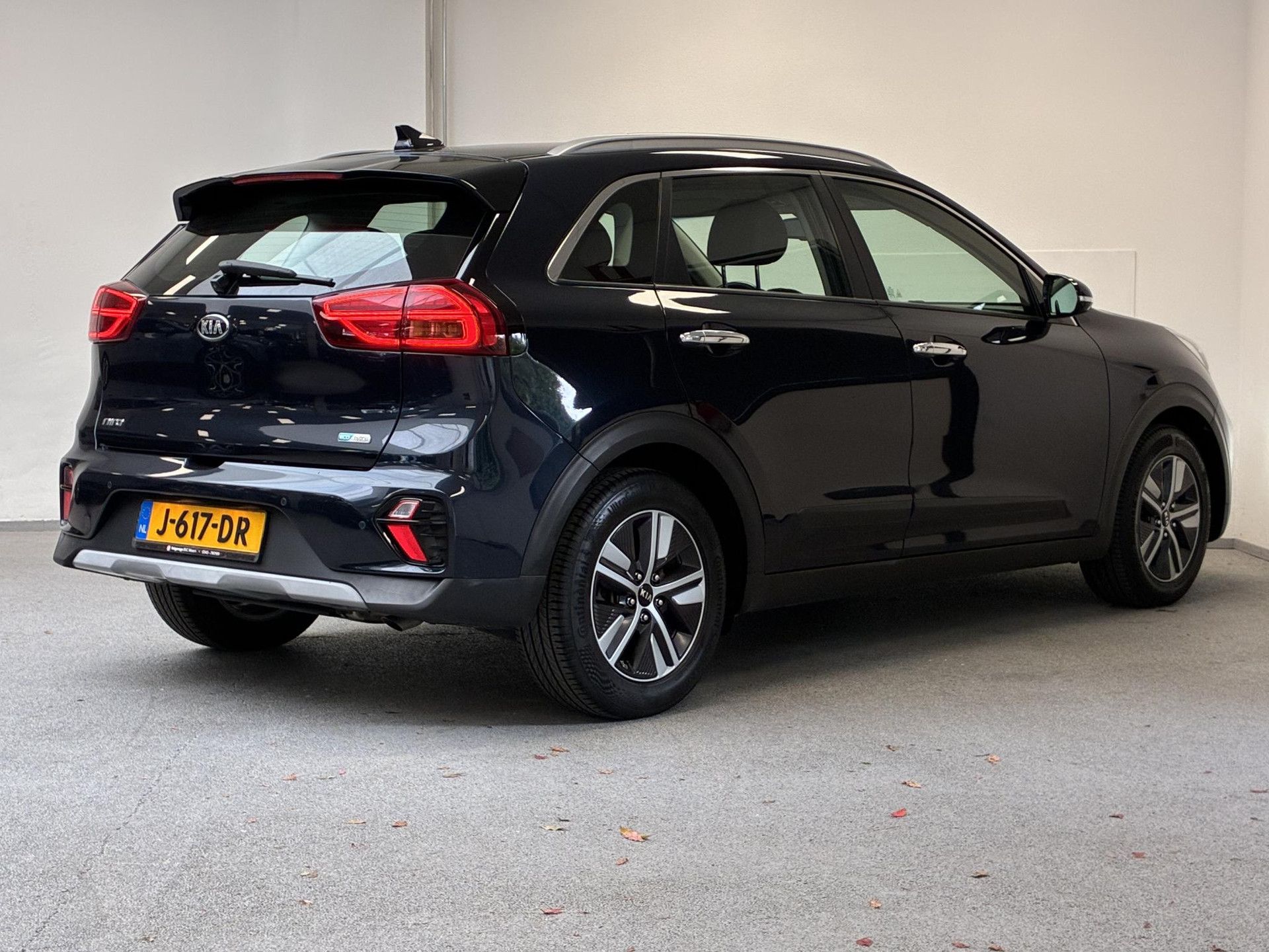 Kia Niro met kenteken J-617-DR – achteraanzicht