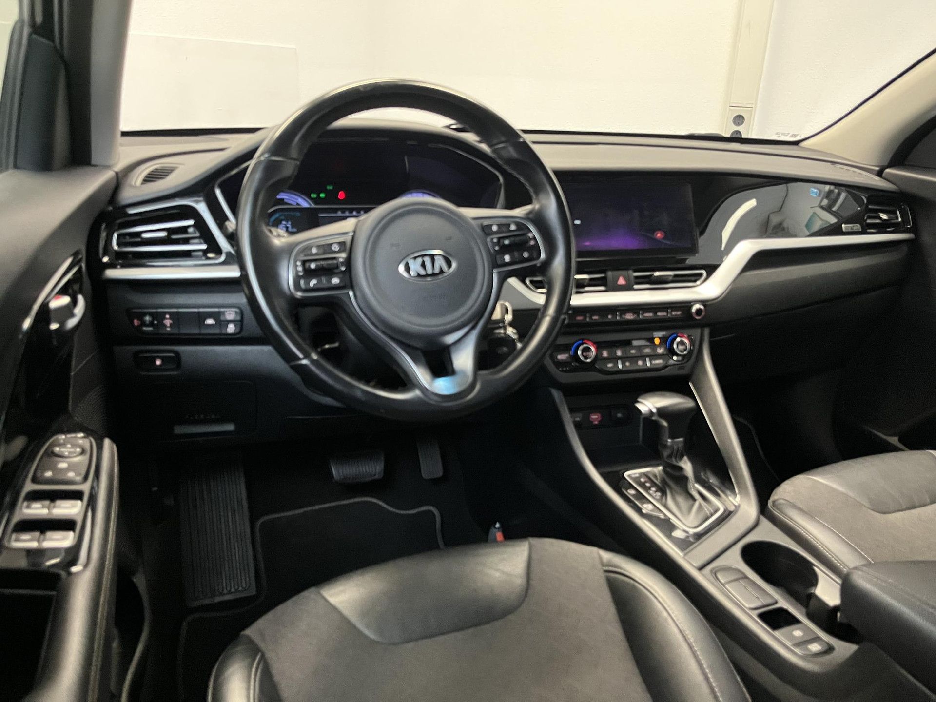 Kia Niro met kenteken J-617-DR – interieur