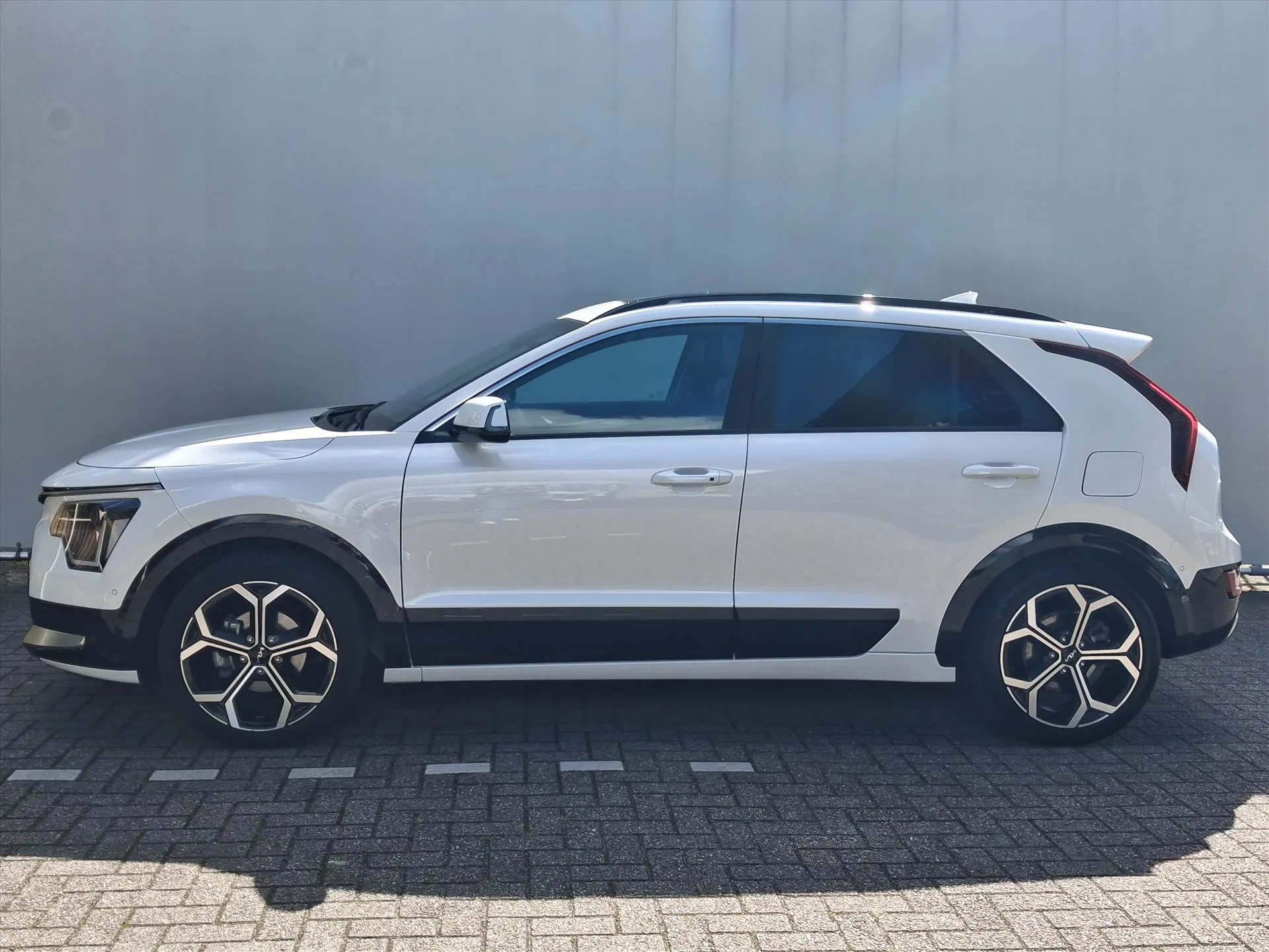 Kia Niro met kenteken JHK-24-J – achteraanzicht