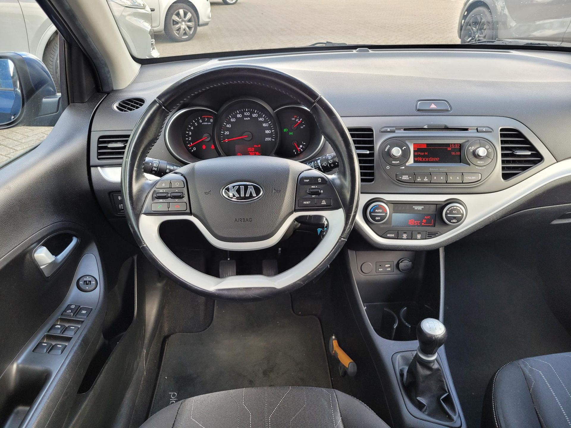 Kia Picanto met kenteken JG-257-R – interieur