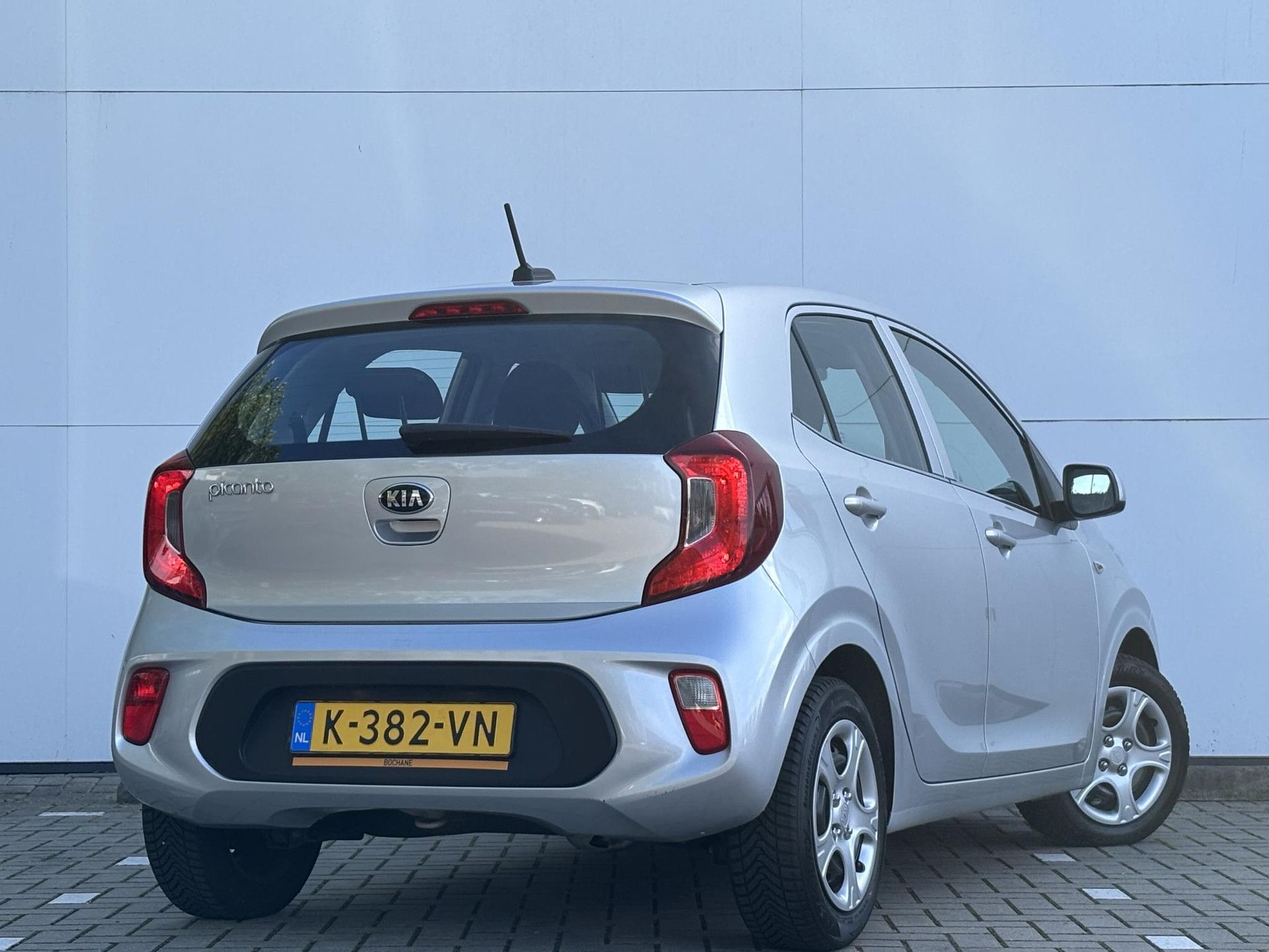 Kia Picanto met kenteken K-382-VN – achteraanzicht