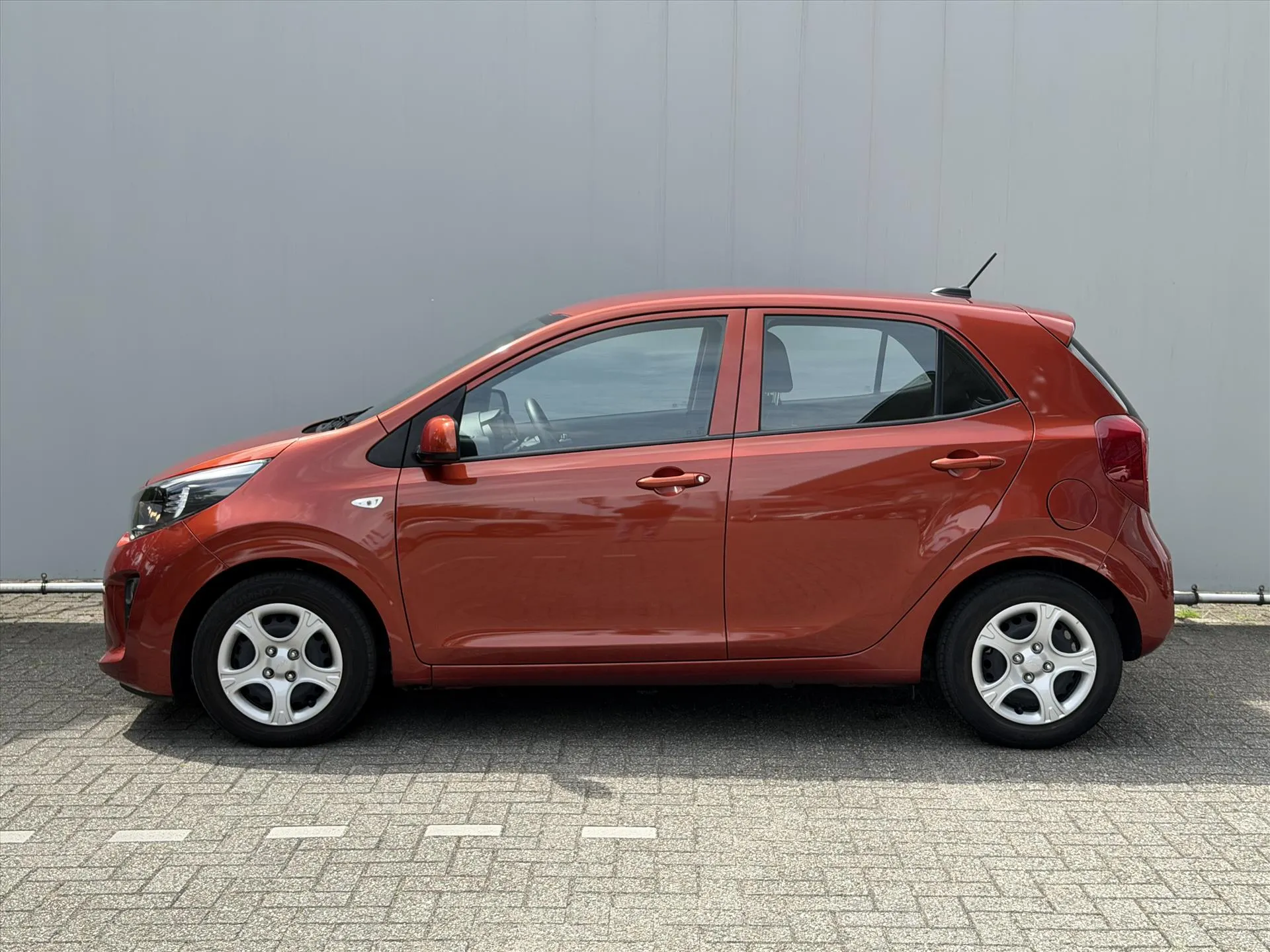 Kia Picanto met kenteken R-079-TH – achteraanzicht