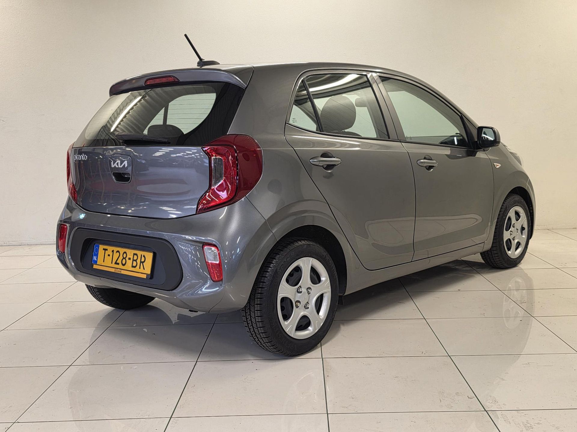 Kia Picanto met kenteken T-128-BR – achteraanzicht