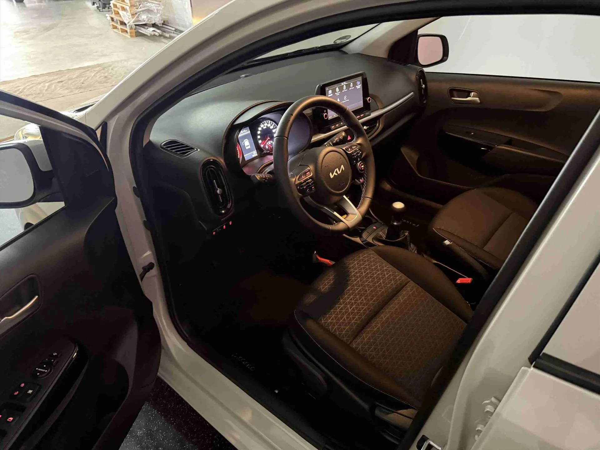 Kia Picanto met kenteken T-386-SR – interieur