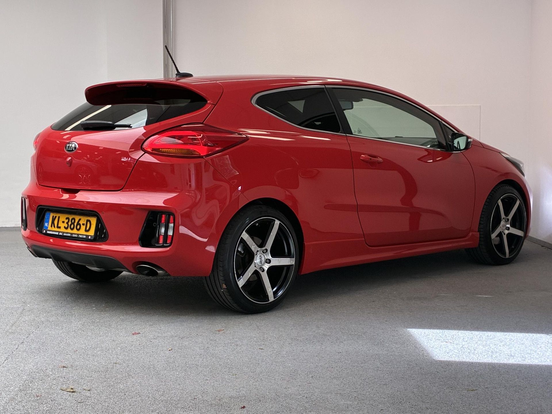 Kia pro_cee'd met kenteken KL-386-D – achteraanzicht