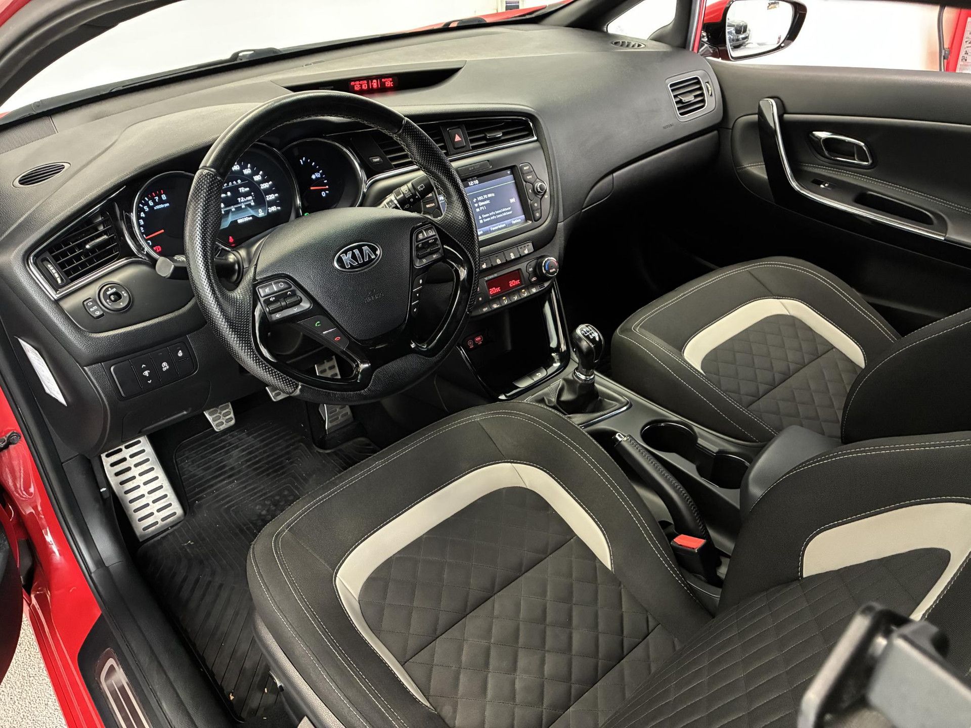 Kia pro_cee'd met kenteken KL-386-D – interieur