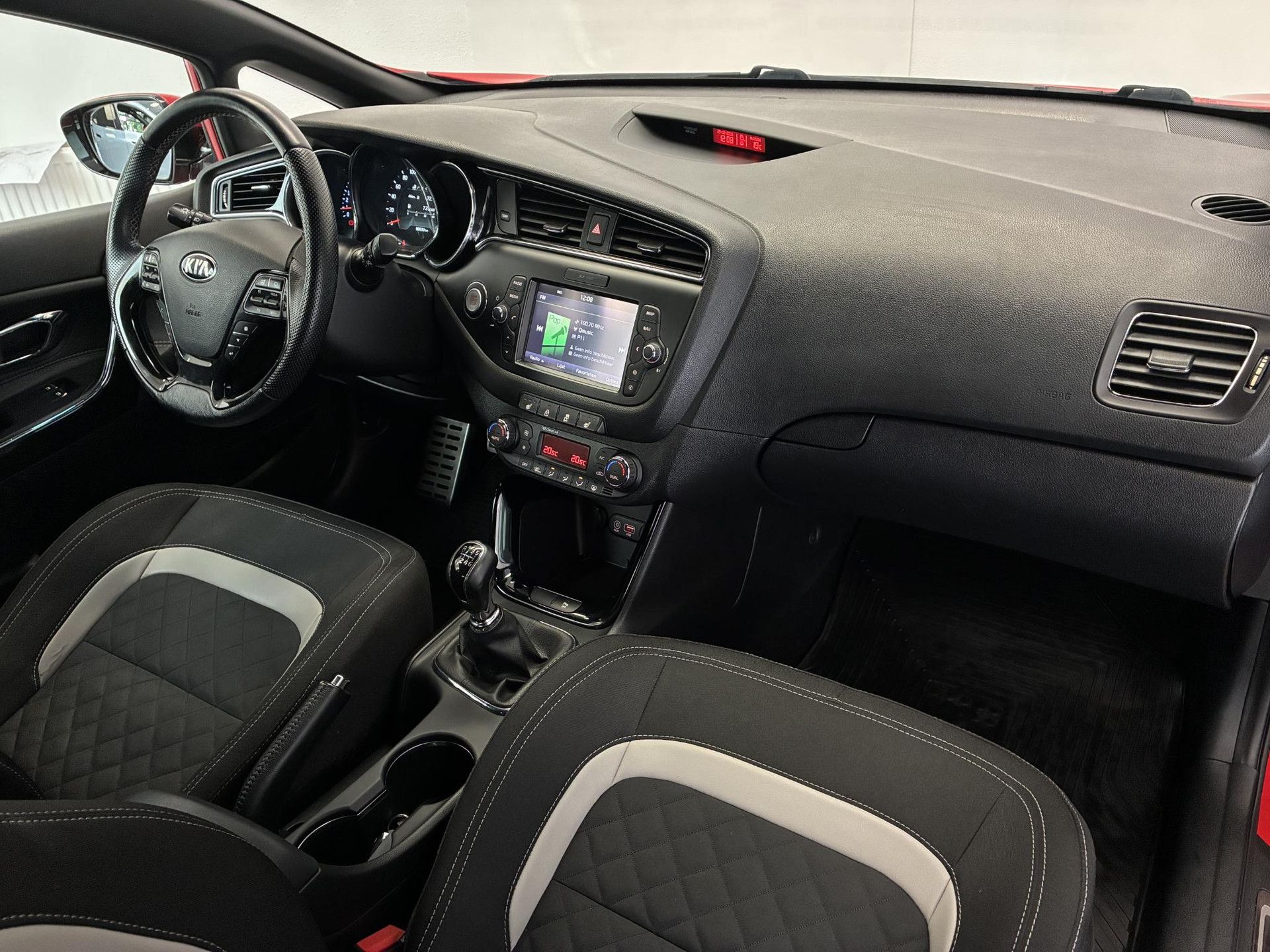 Kia pro_cee'd met kenteken KL-386-D – detailfoto