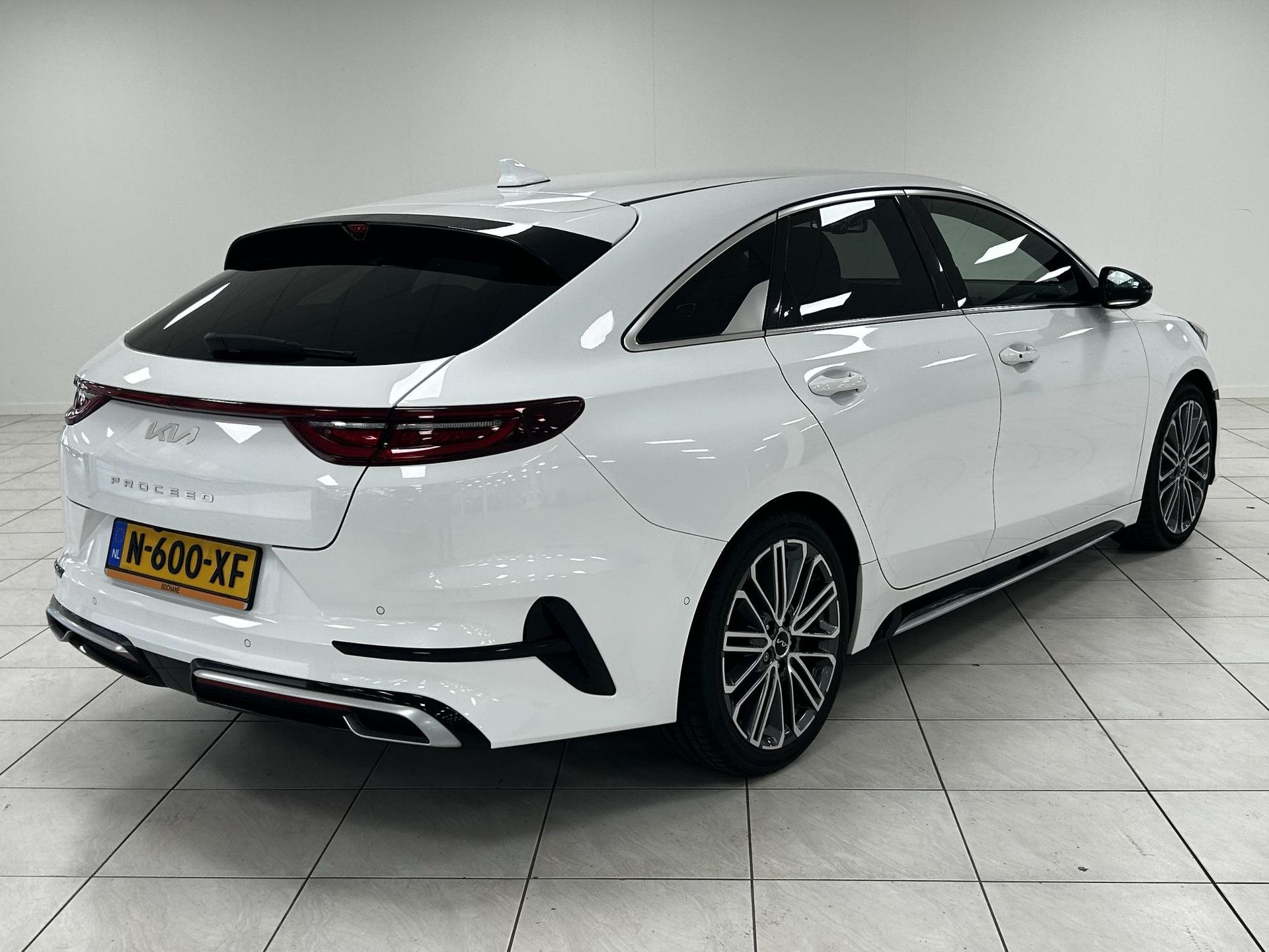 Kia ProCeed met kenteken N-600-XF – achteraanzicht