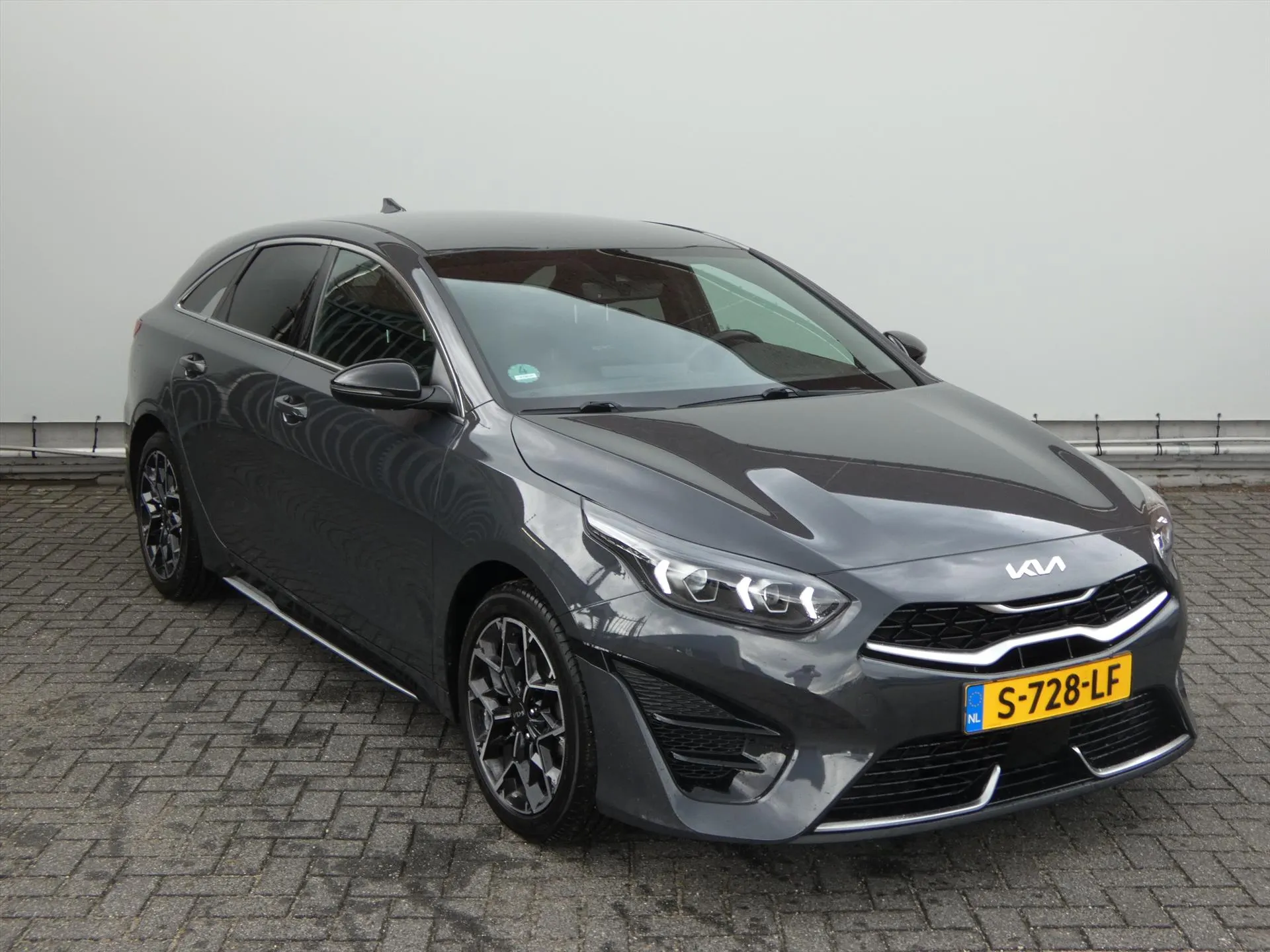 Kia ProCeed met kenteken S-728-LF – interieur
