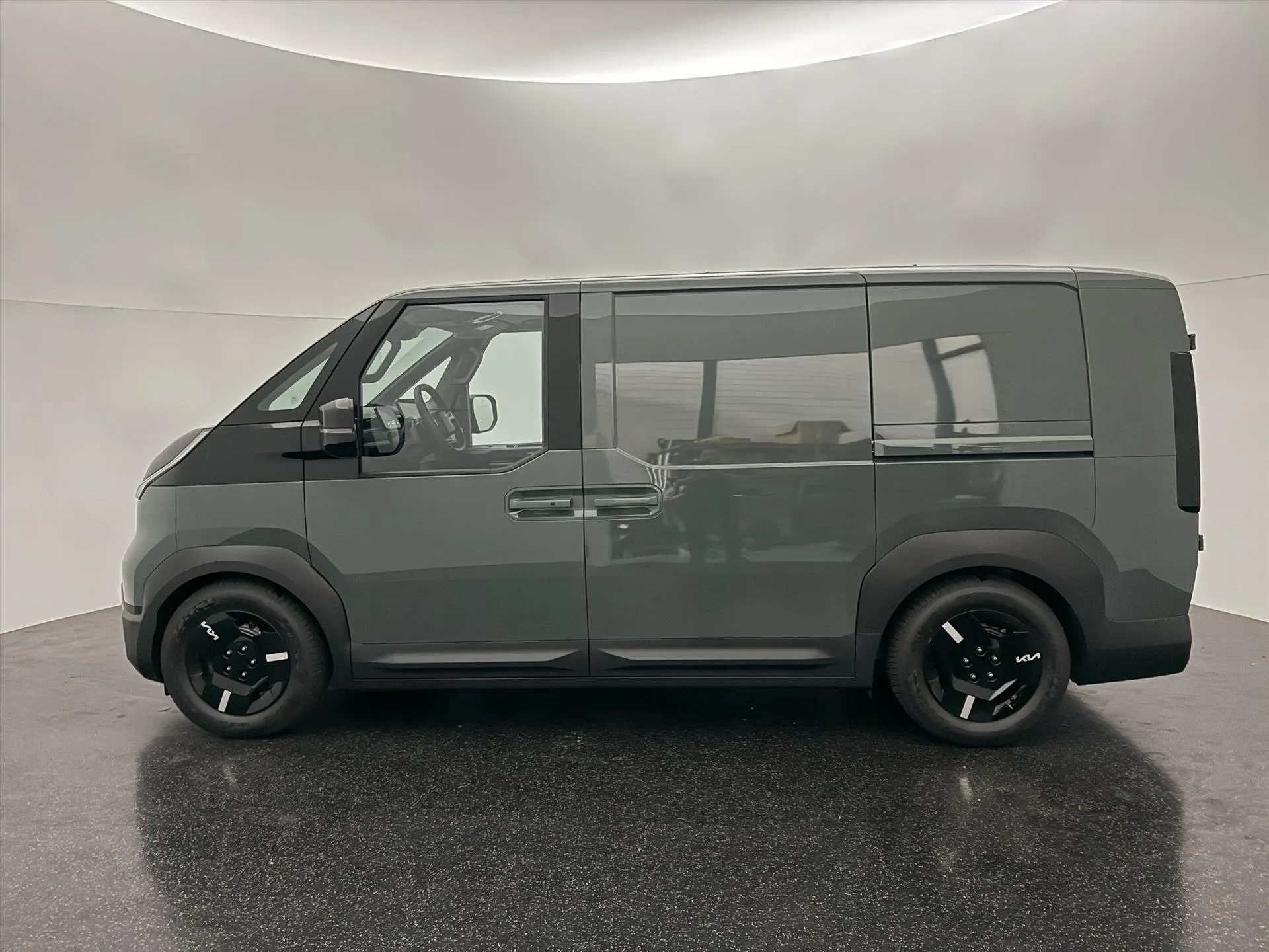 Kia PV5 met kenteken V-48-RFN – autofoto 3