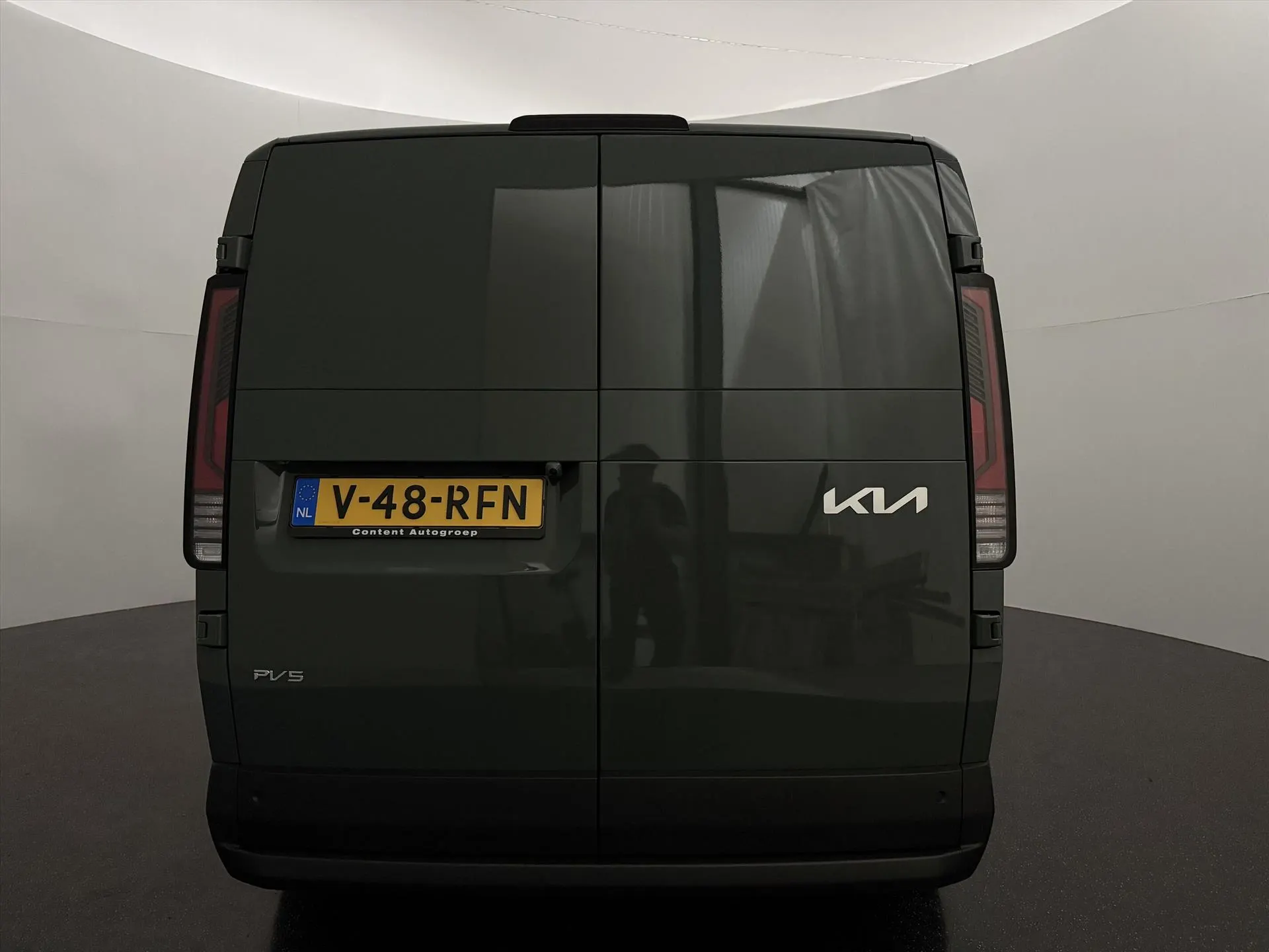 Kia PV5 met kenteken V-48-RFN – autofoto 5