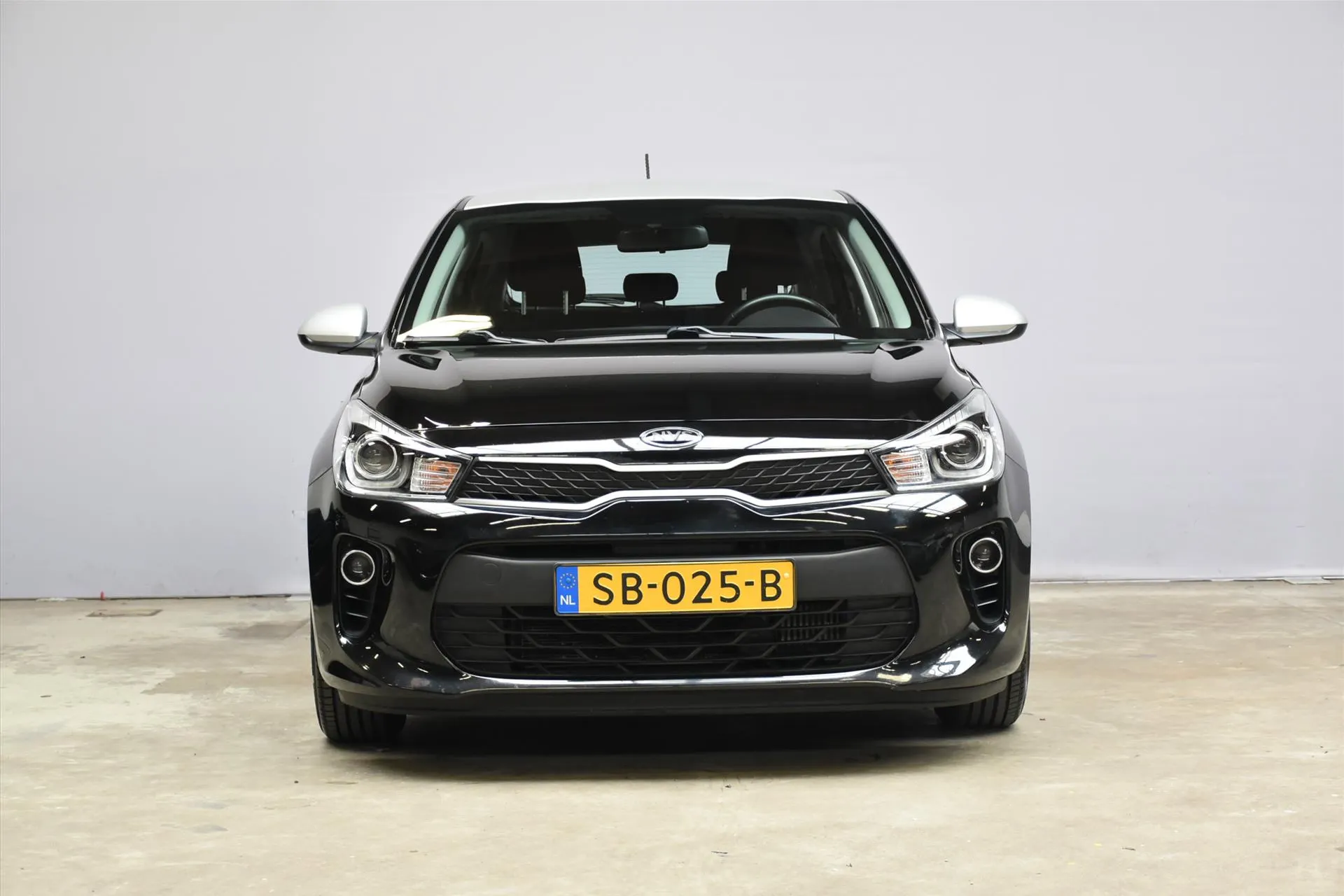 Kia Rio met kenteken SB-025-B – achteraanzicht