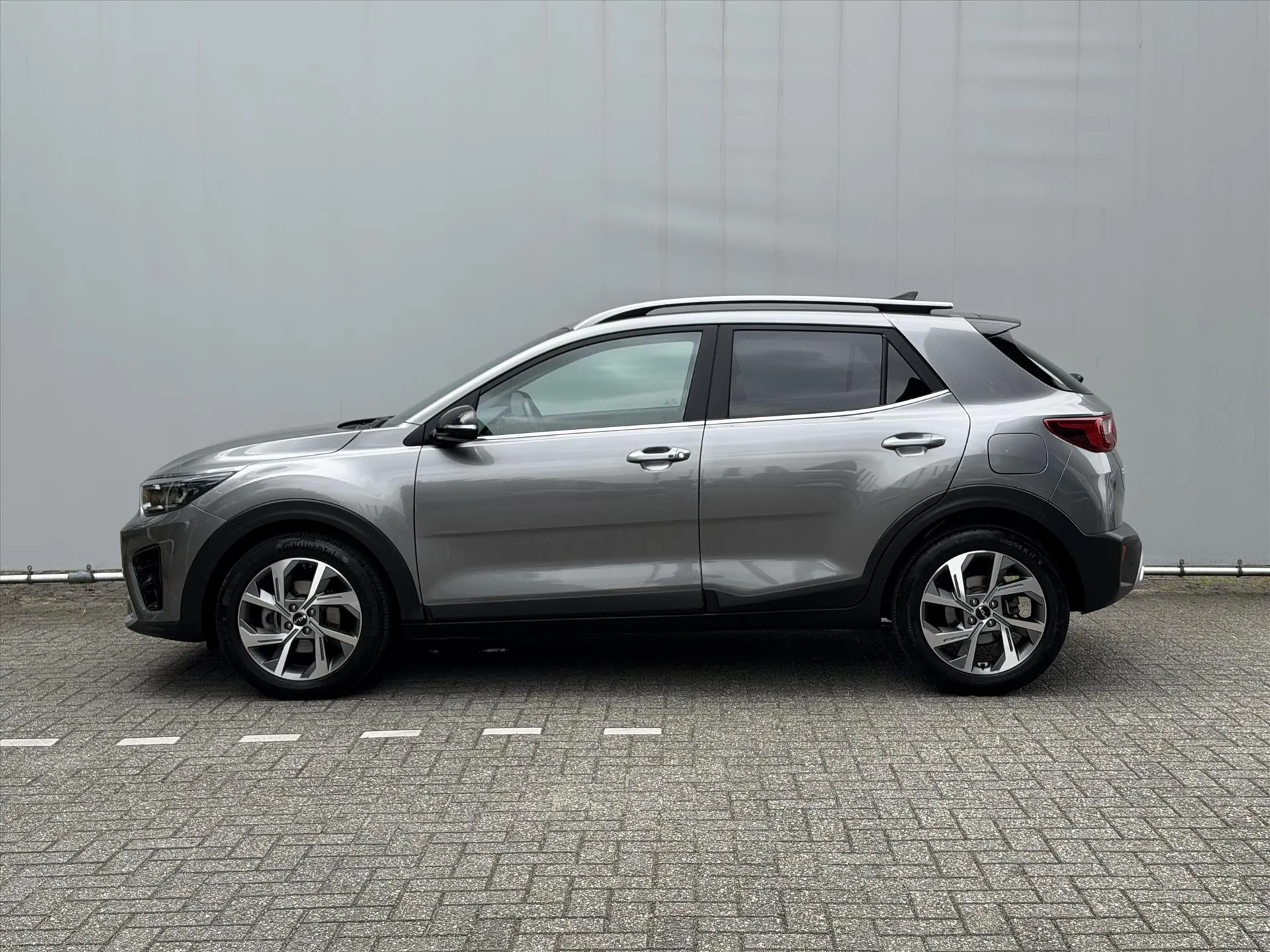 Kia Stonic met kenteken HVN-74-H – achteraanzicht