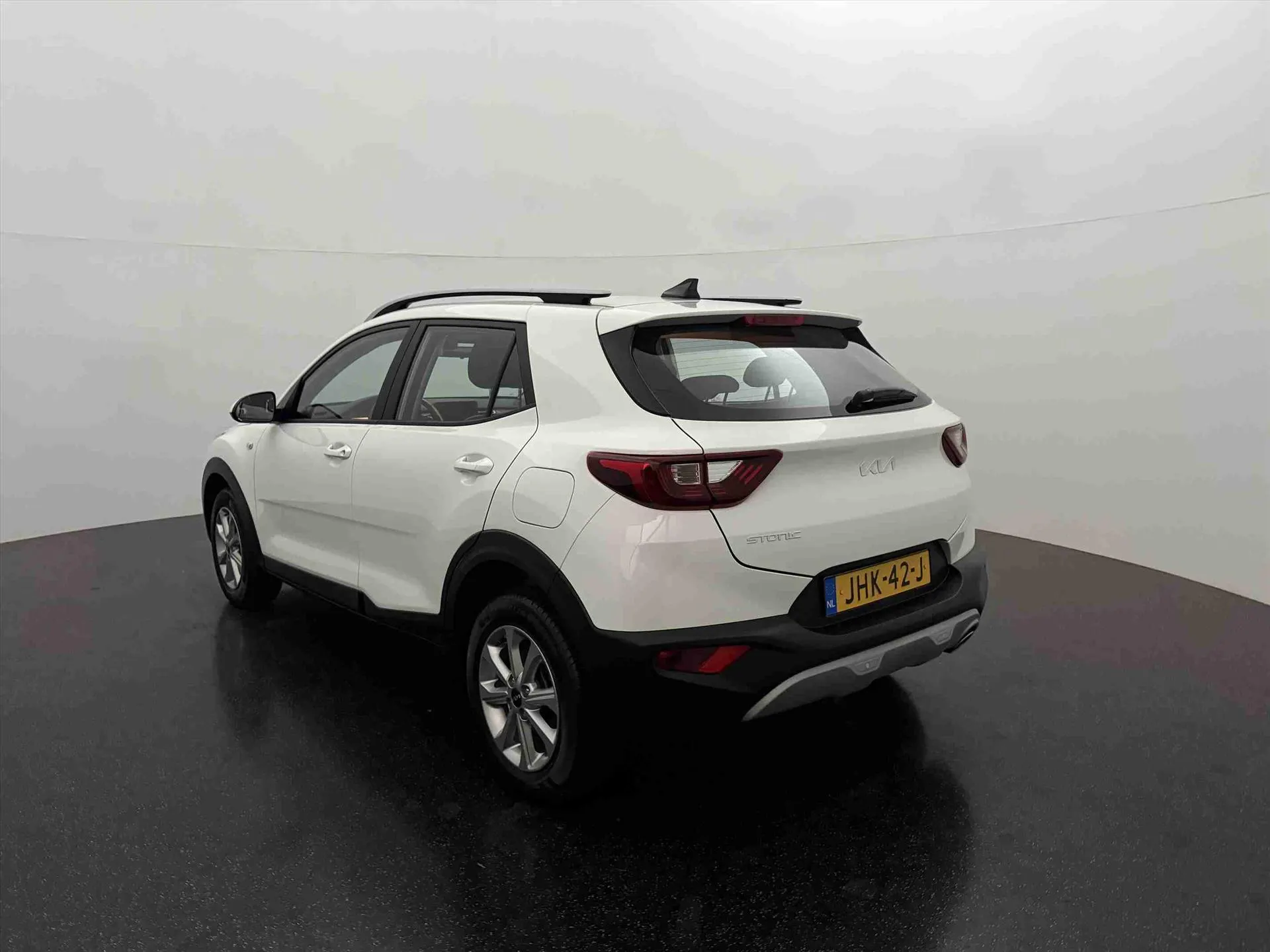 Kia Stonic met kenteken JHK-42-J – achteraanzicht