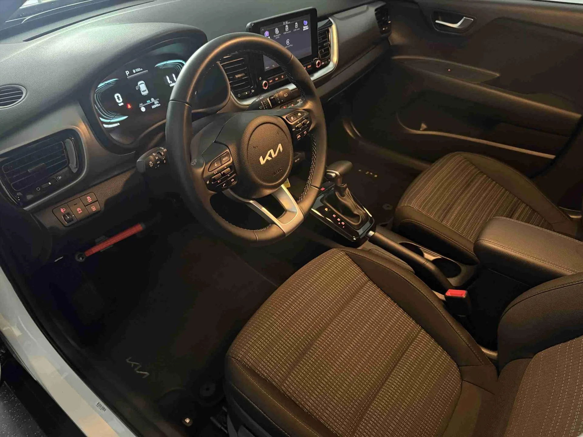 Kia Stonic met kenteken JHK-42-J – interieur