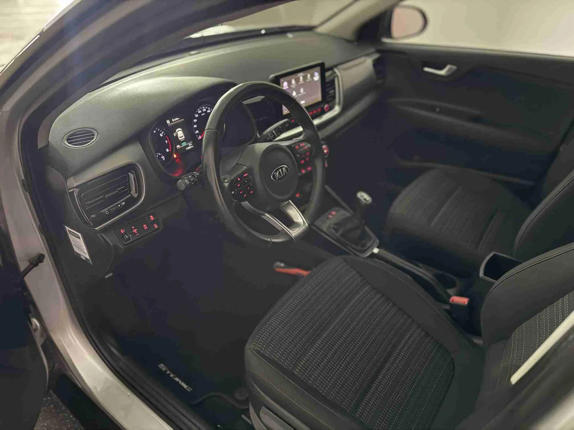 Kia Stonic met kenteken L-177-VX – interieur