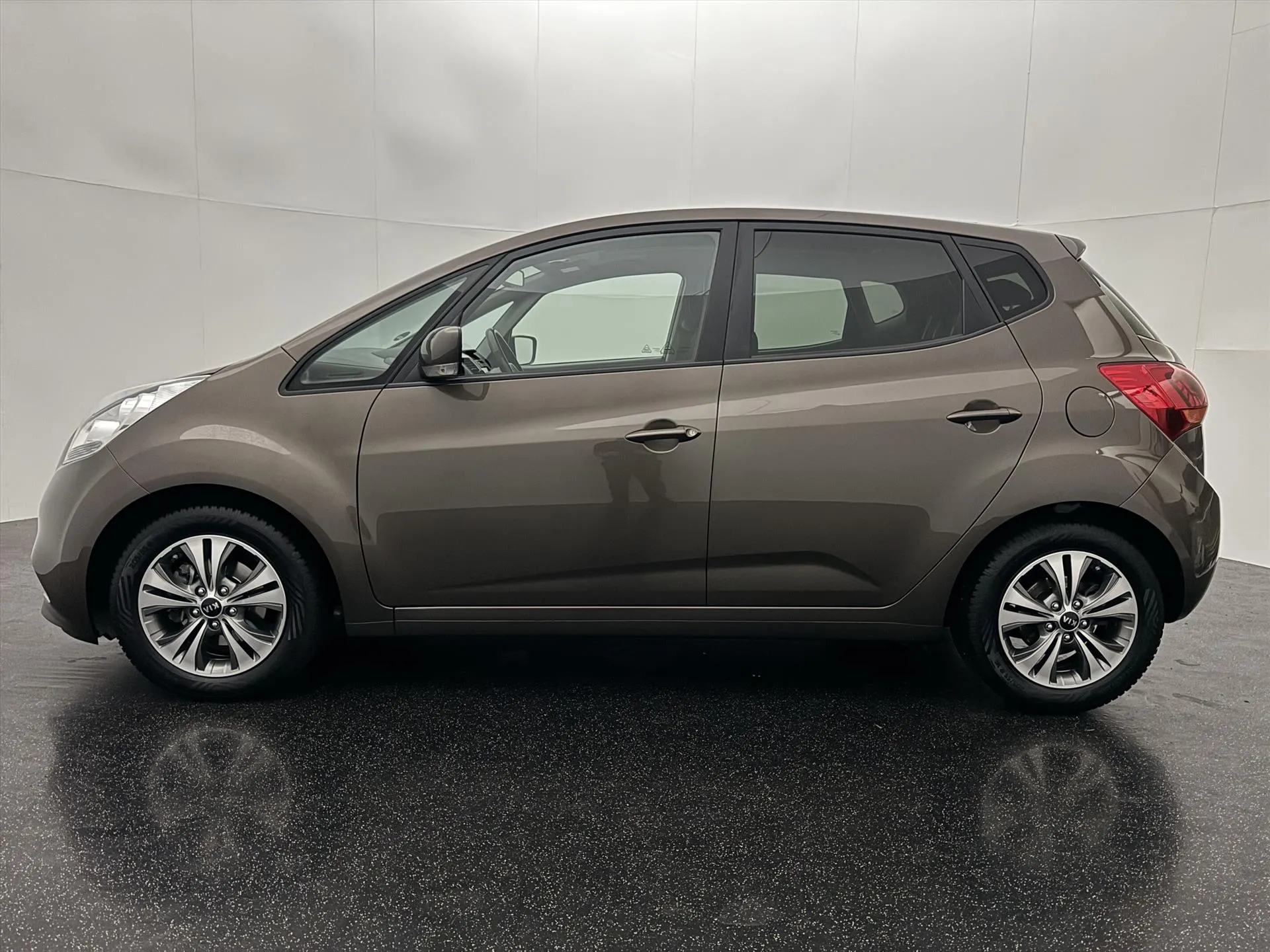 Kia Venga met kenteken NP-636-L – achteraanzicht