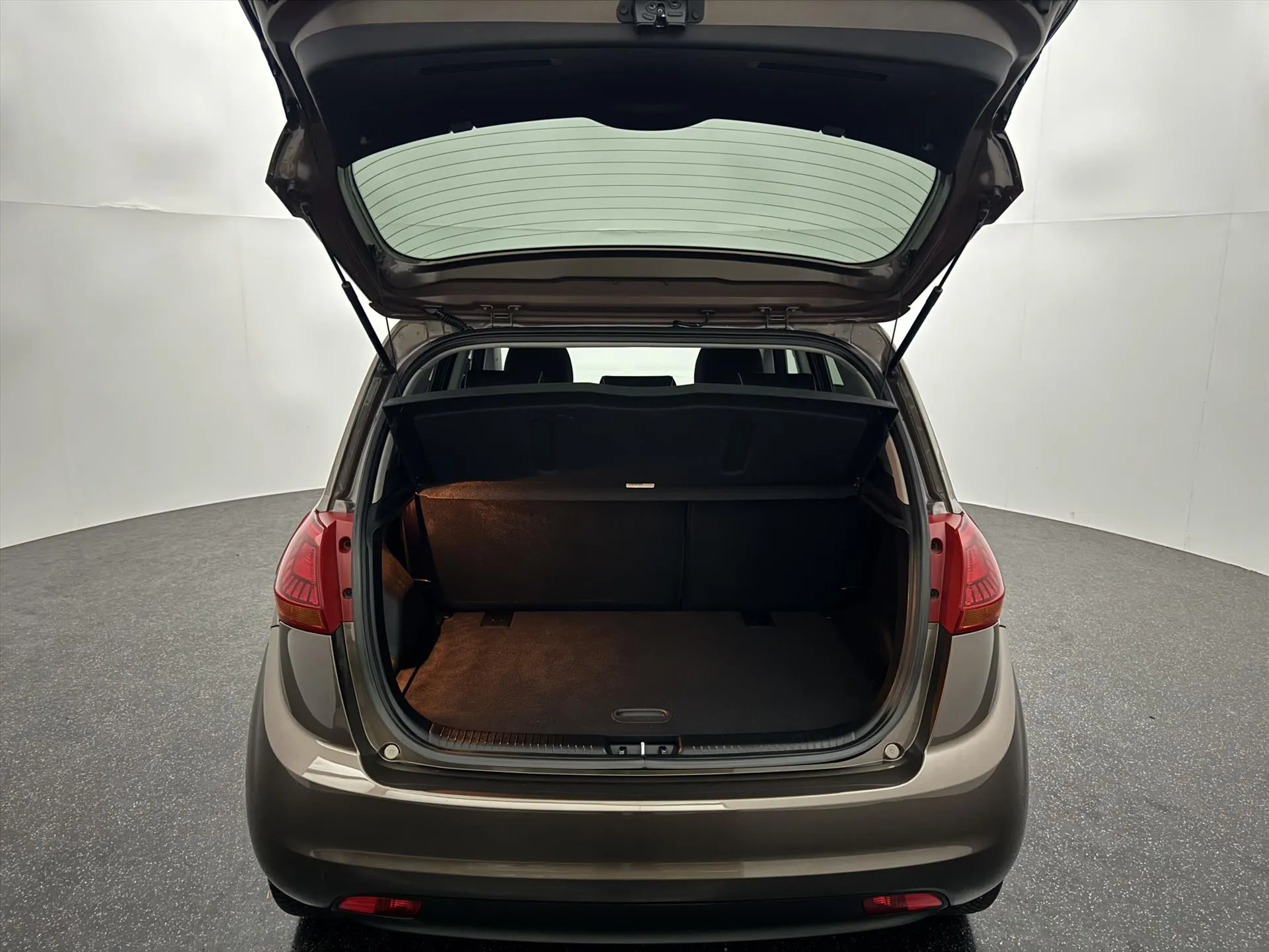 Kia Venga met kenteken NP-636-L – detailfoto