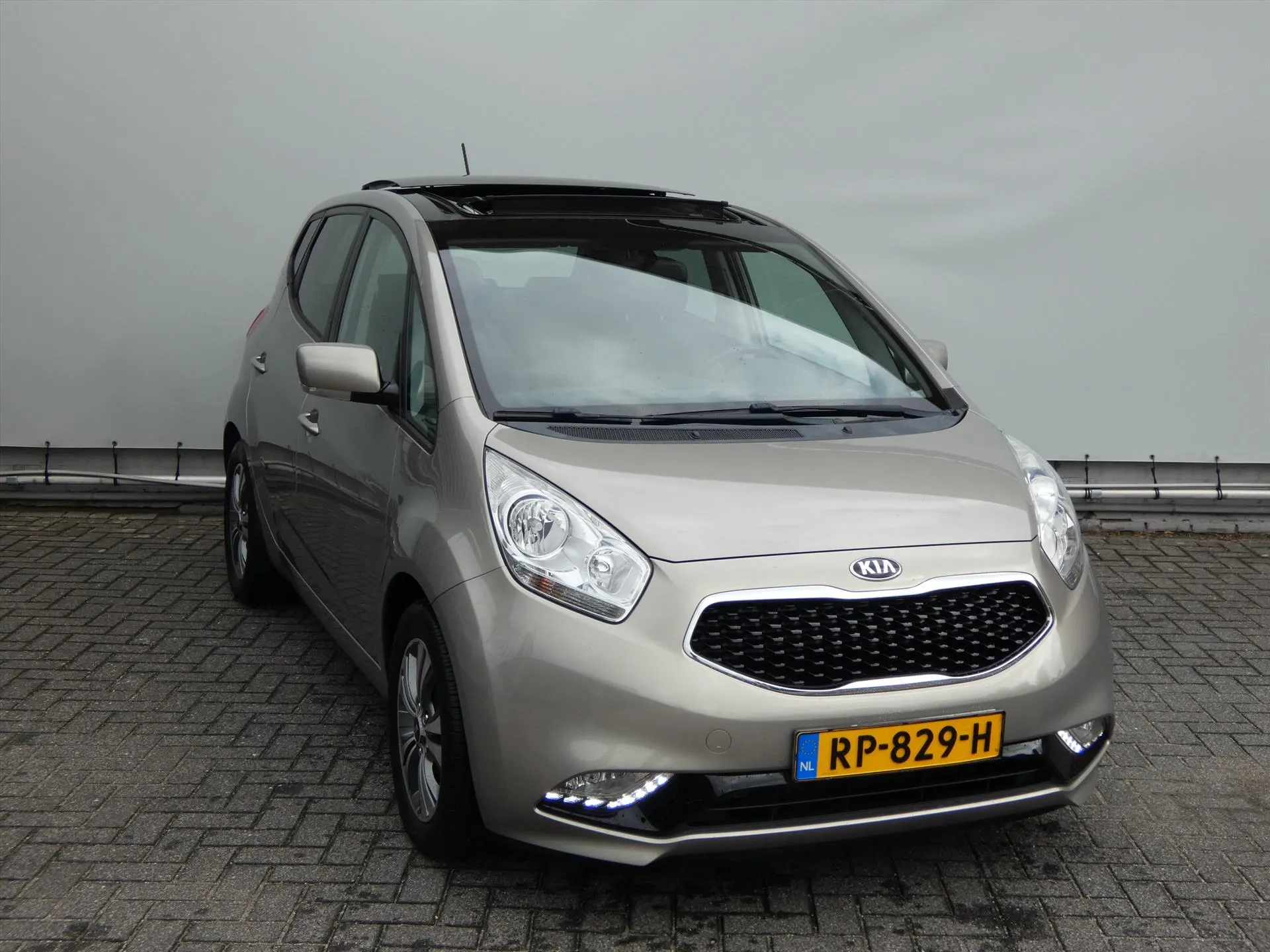 Kia Venga met kenteken RP-829-H – interieur
