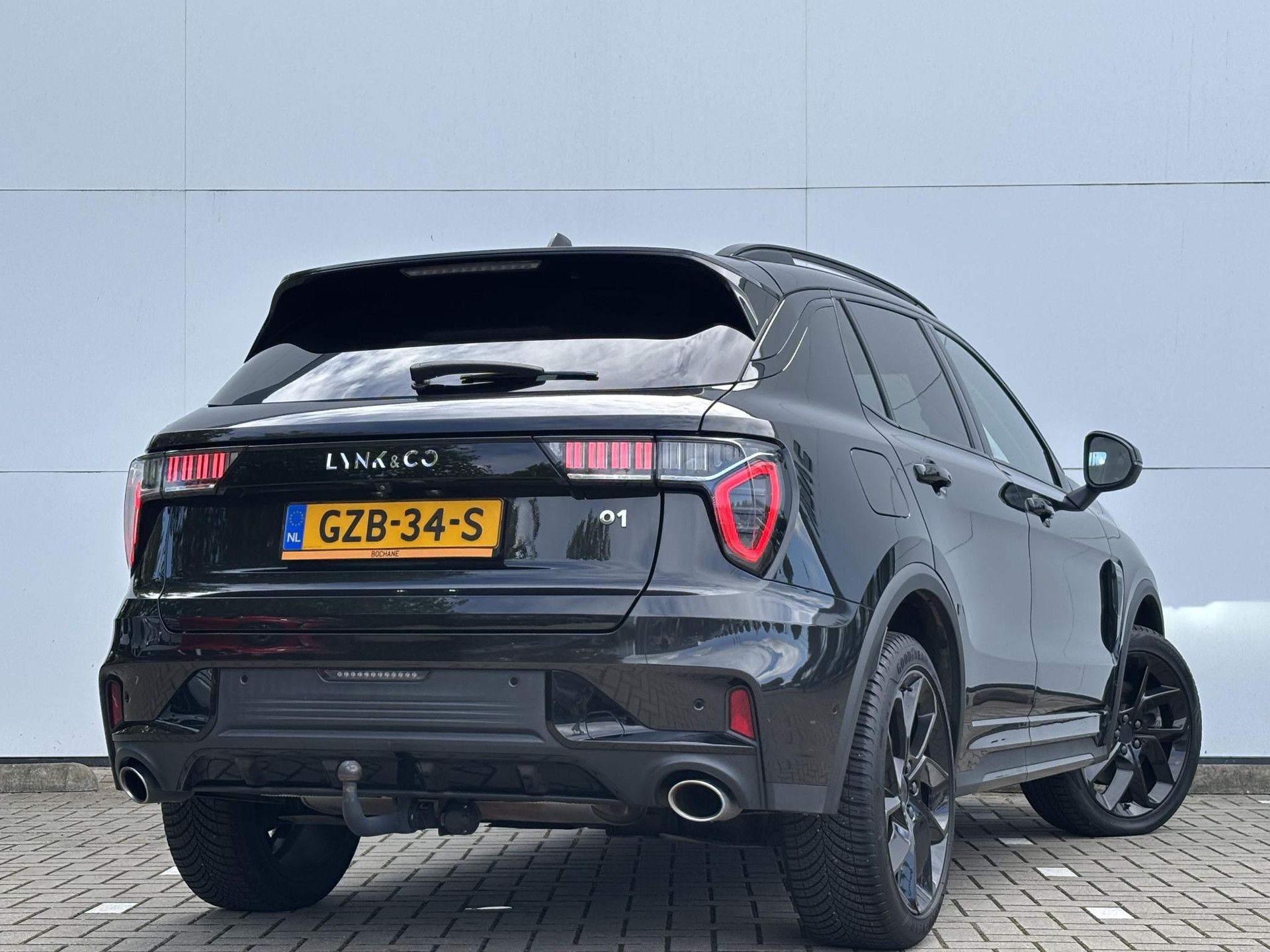 Lynk & Co &Co01 met kenteken GZB-34-S – achteraanzicht
