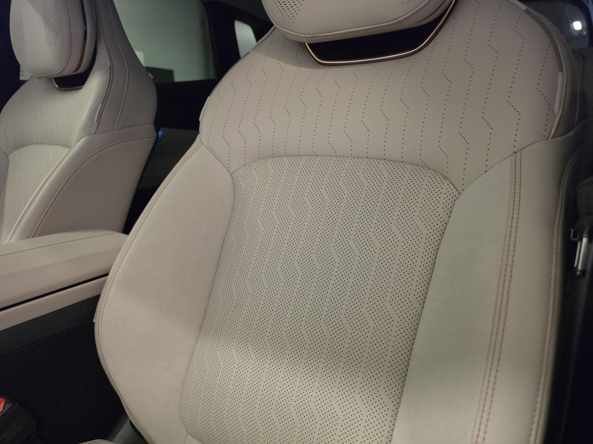 Lynk & Co &Co08 met kenteken KKG-69-X – achteraanzicht