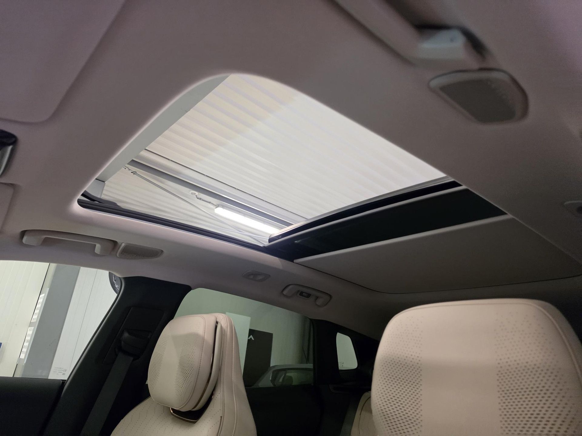 Lynk & Co &Co08 met kenteken KKG-69-X – interieur