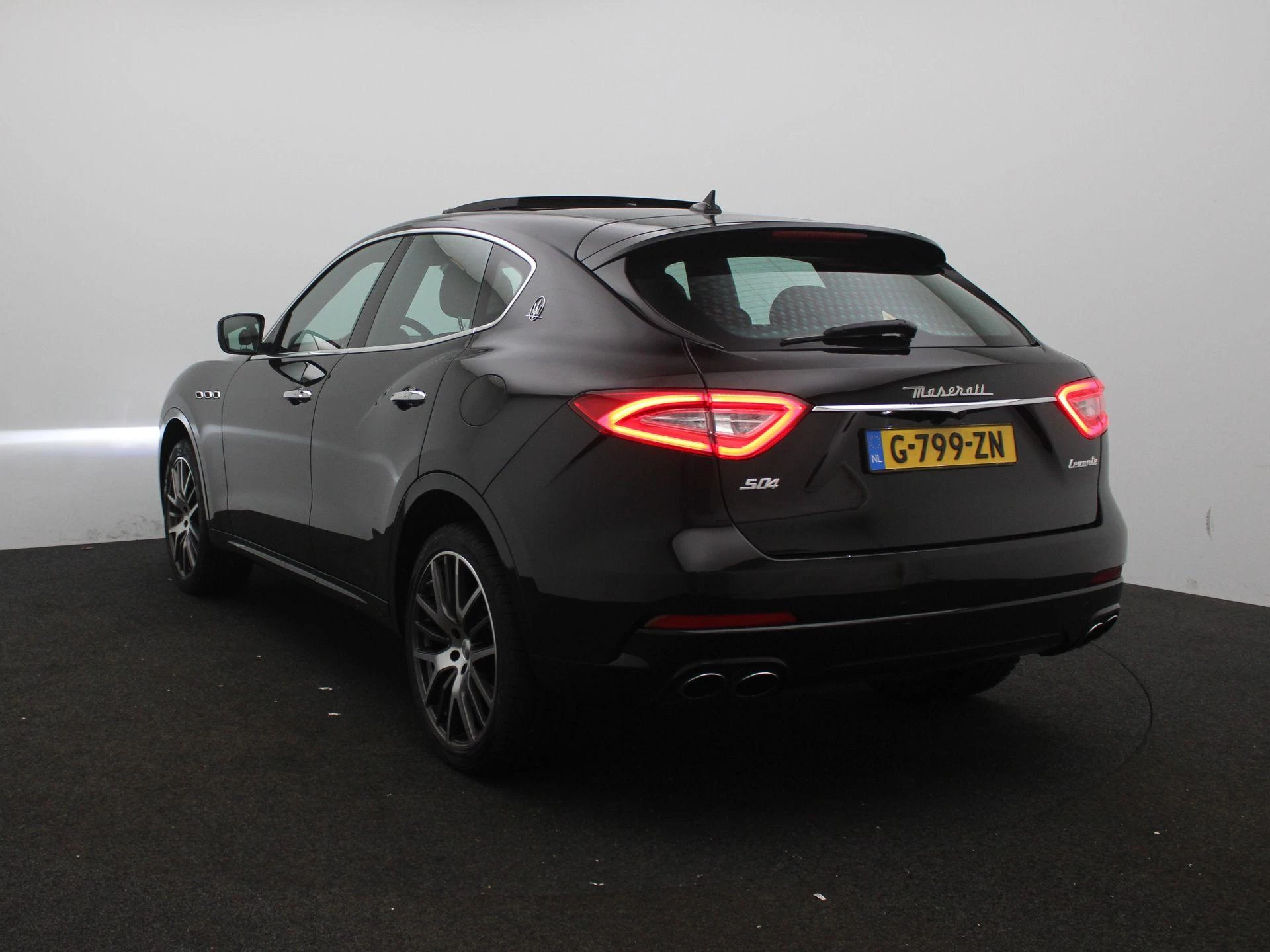 Maserati Levante met kenteken 109100 – autofoto 3