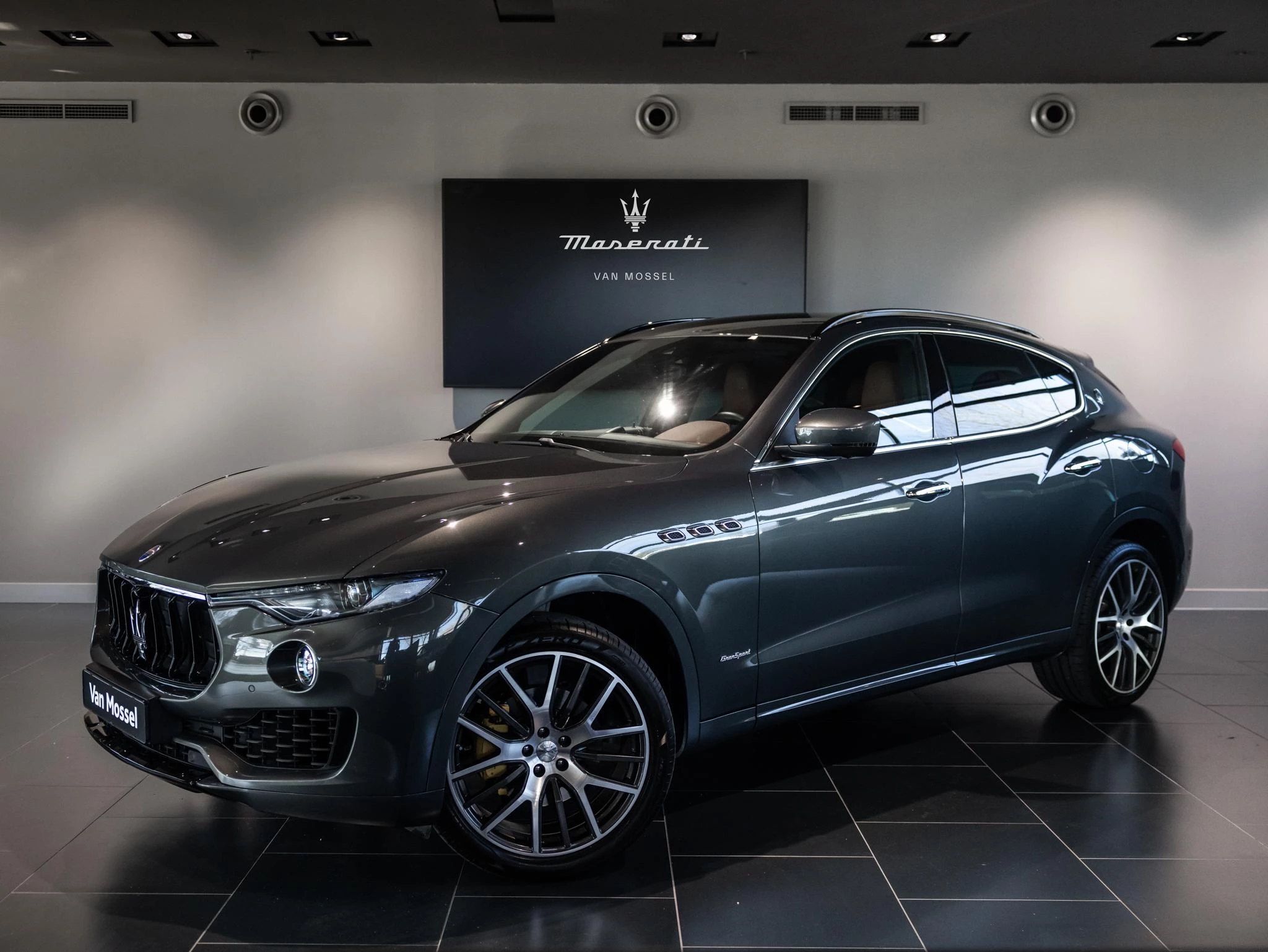 Maserati Levante met kenteken 107100 – autofoto 4