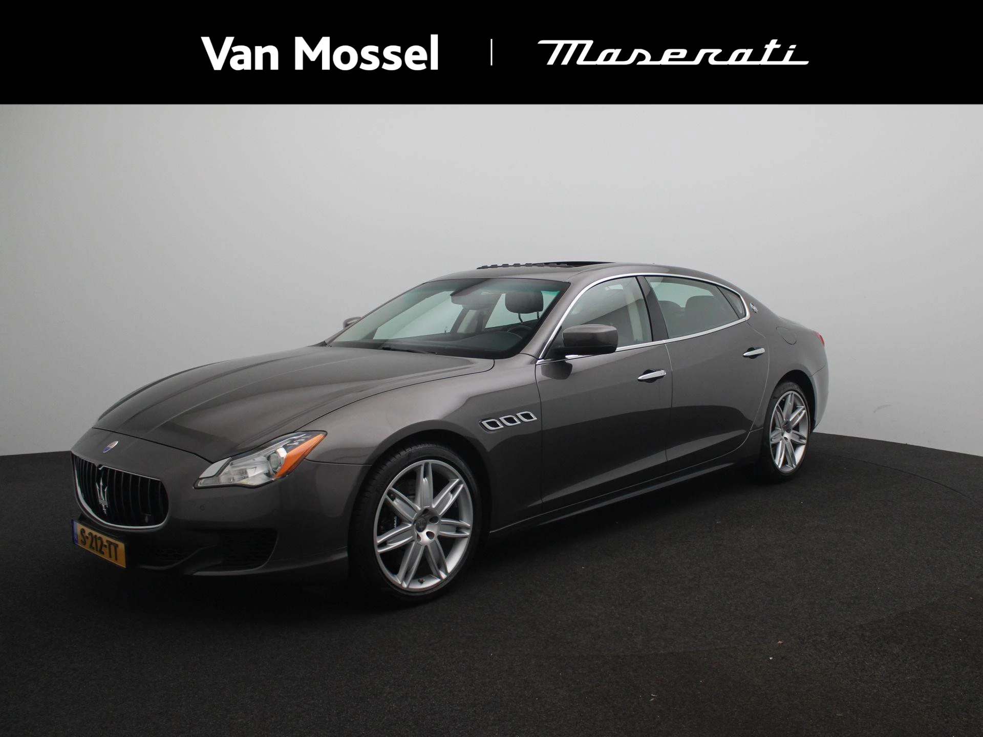 Maserati Quattroporte met kenteken 142100 – autofoto 2
